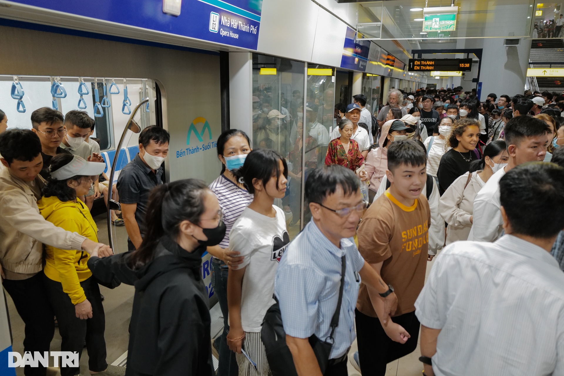 Metro TPHCM đông nghẹt người sau 20 ngày vận hành chính thức - 2