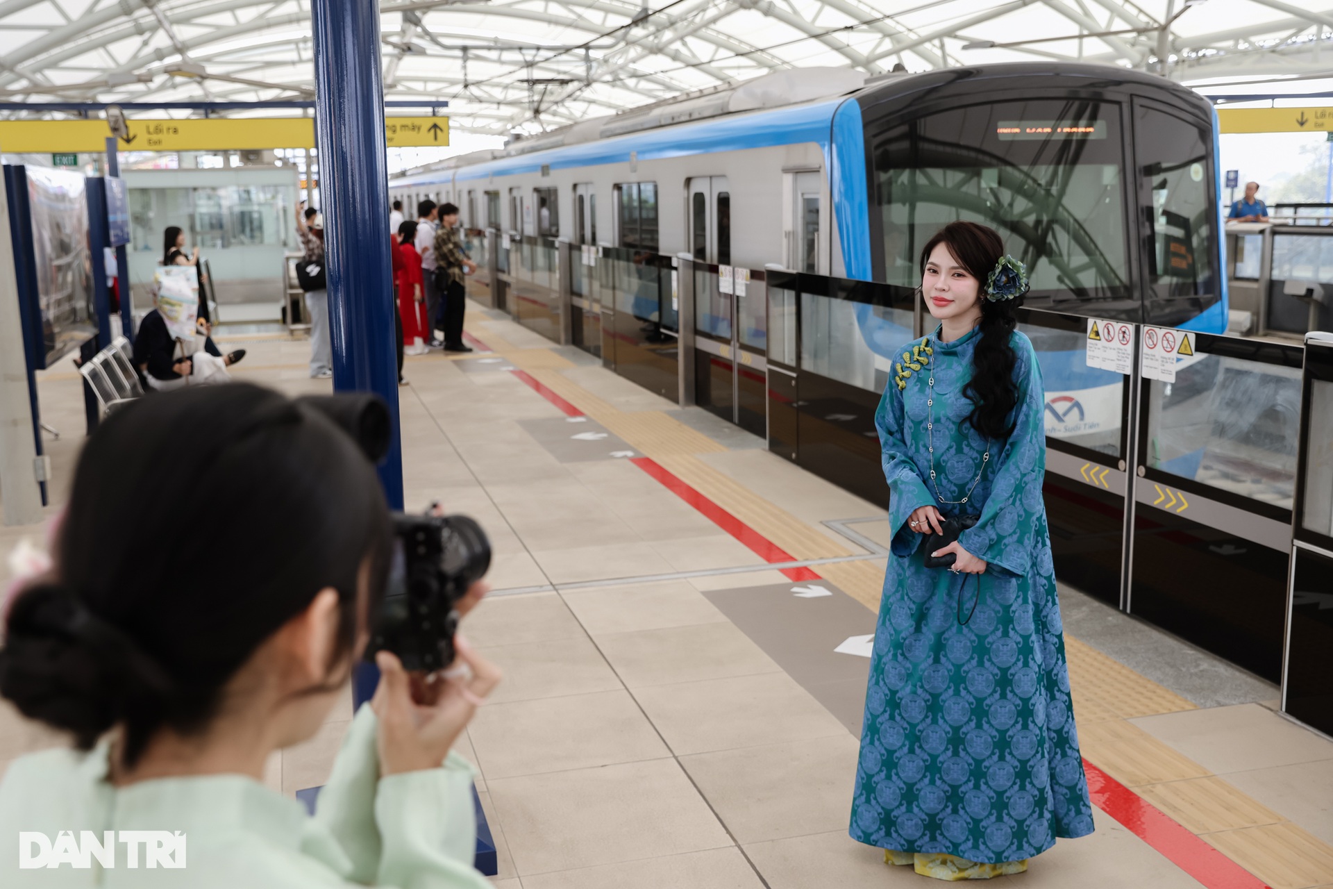 Giới trẻ diện áo dài đi Metro số 1 trong ngày miễn phí vé cuối cùng - 8