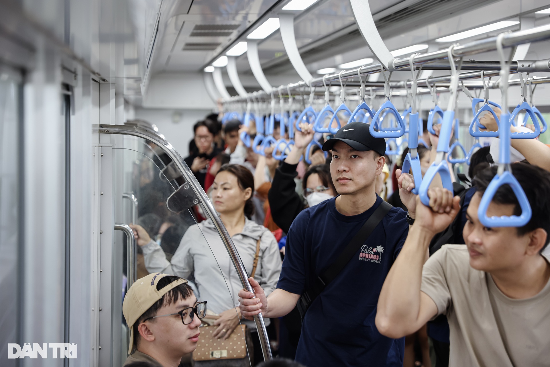 Giới trẻ diện áo dài đi Metro số 1 trong ngày miễn phí vé cuối cùng - 3