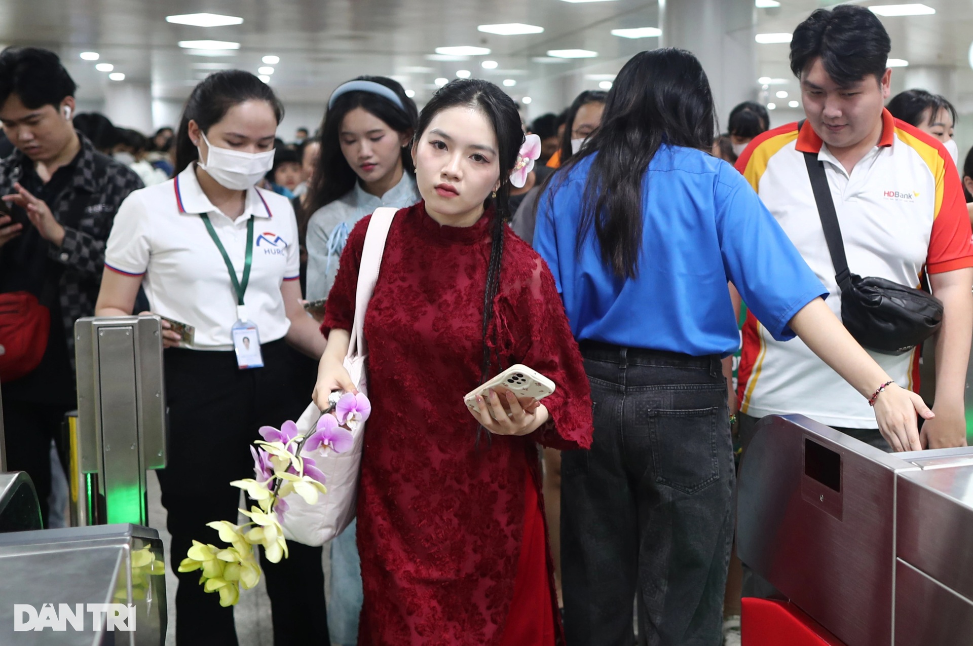 Metro TPHCM đông nghẹt người sau 20 ngày vận hành chính thức - 8