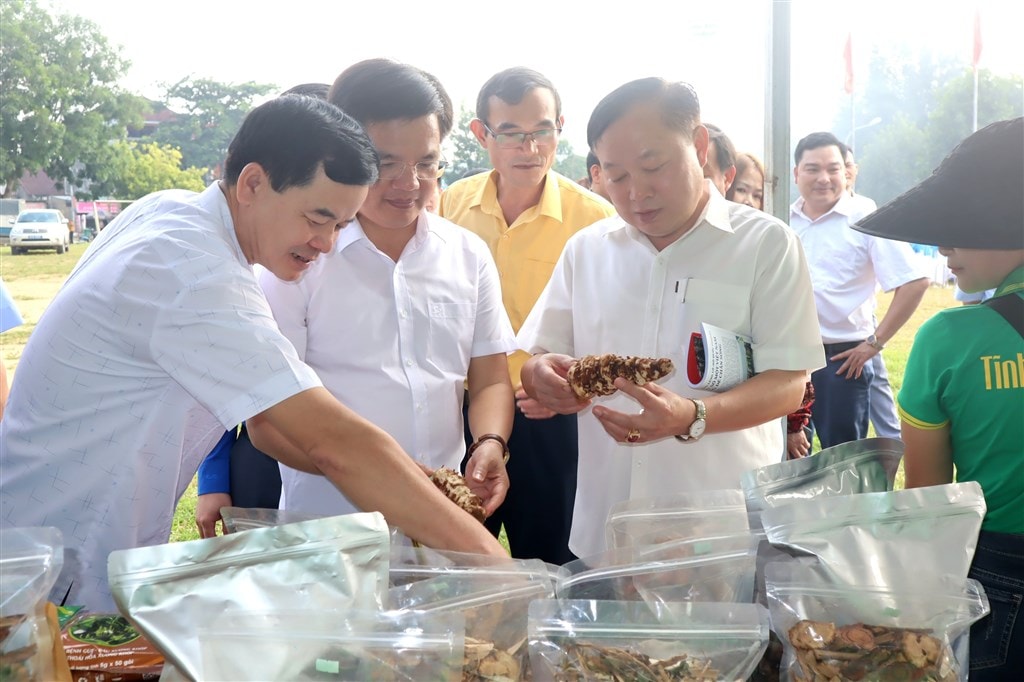 Các gian hàng trưng bày, quảng bá sản phẩm OCOP tại huyện Quỳ Châu. Ảnh: Thu Hương