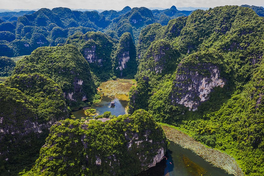 Quần thể Tràng An được UNESCO công nhận là di sản văn hóa và thiên nhiên thế giới, trở thành di sản hỗn hợp đầu tiên ở Việt Nam vào năm 2014. (Ảnh: Internet).