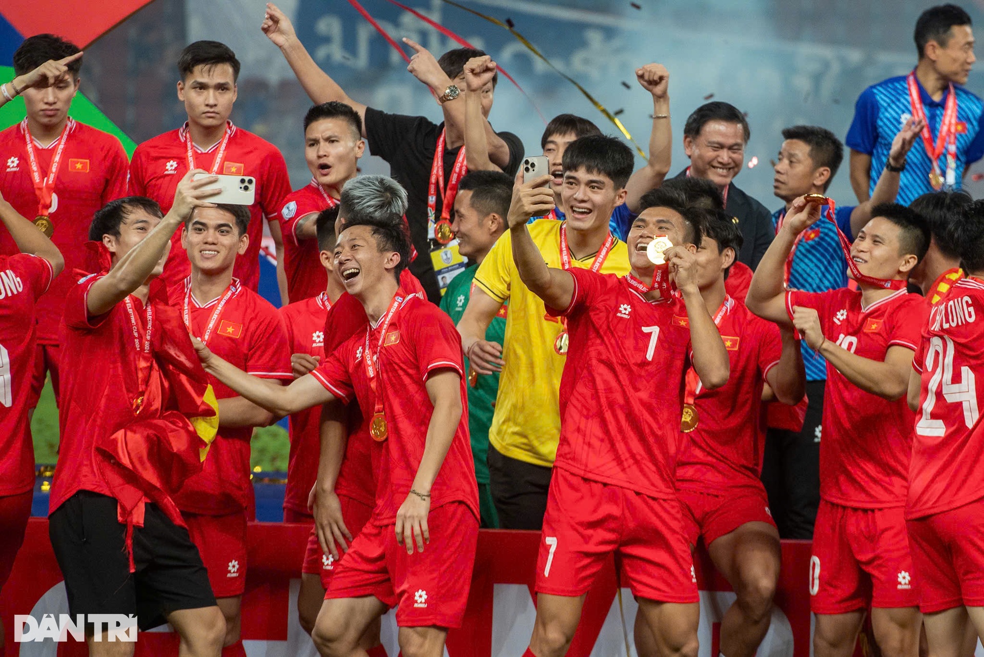 Hình ảnh tuyển Việt Nam vô địch AFF Cup 2024 đầy thuyết phục trước Thái ...