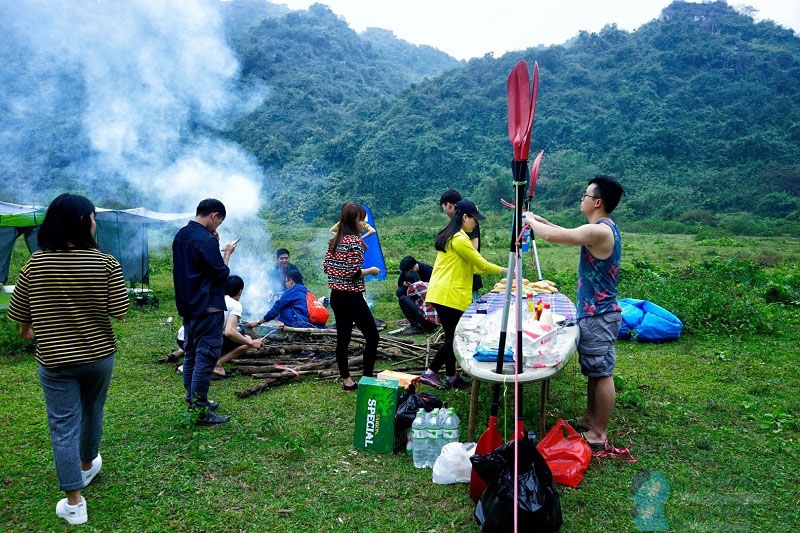 Dựng trại đốt lửa ngoài trời và tham gia vào các trò chơi vui nhộn...