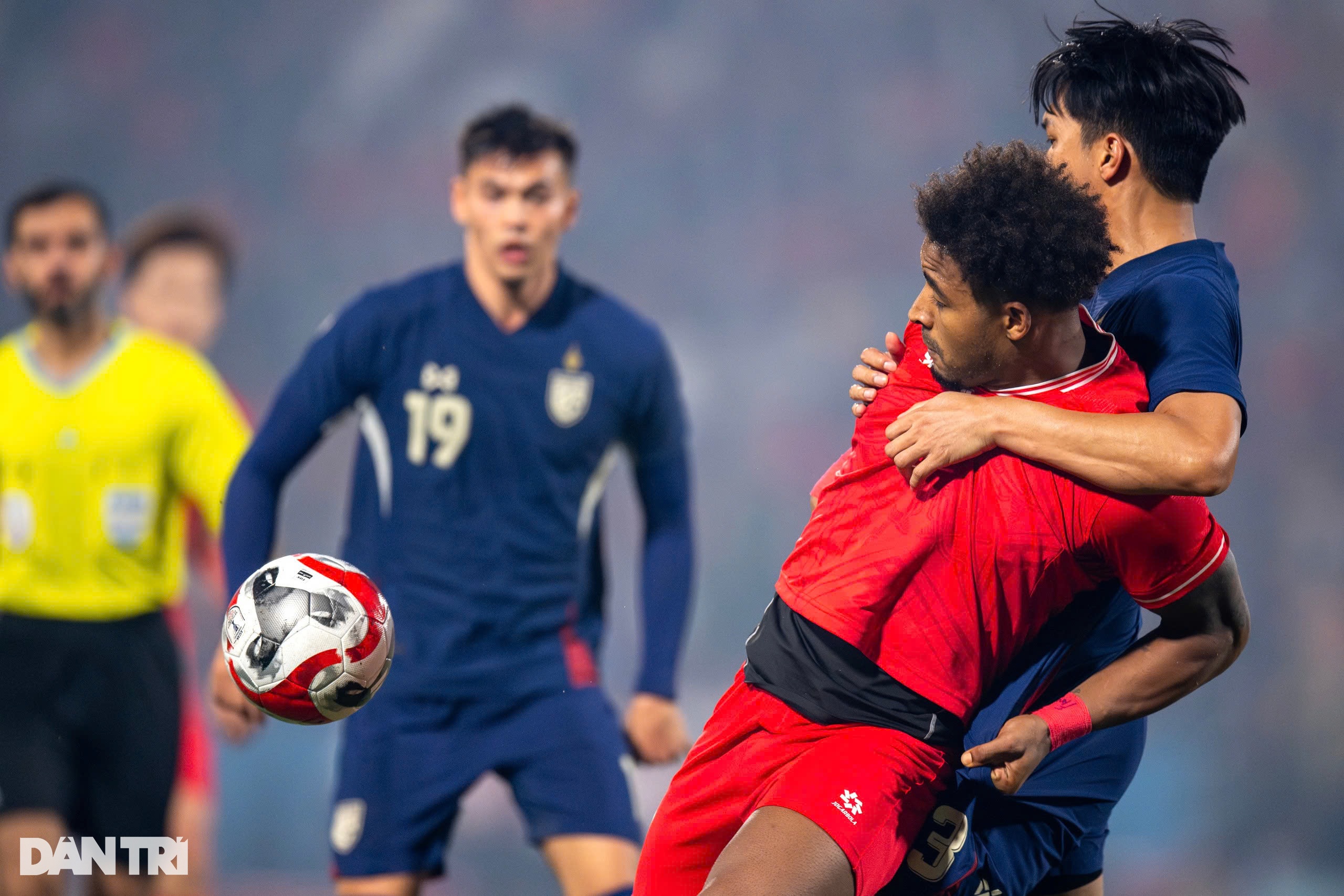 ក្រុមវៀតណាមយកឈ្នះថៃ៖ កំពូលវីរបុរសវិសាមញ្ញ វគ្គបញ្ចប់ - ១ Tuyển Việt Nam hạ gục Thái Lan: Siêu nhân phi thường, cái kết trong mơ - 1