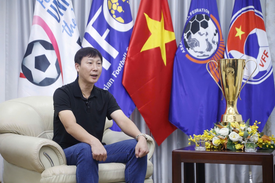 HLV Kim Sang-sik: 'Cầu thủ muốn khoác áo đội tuyển Việt Nam phải trung thành và tận tâm'- Ảnh 4.