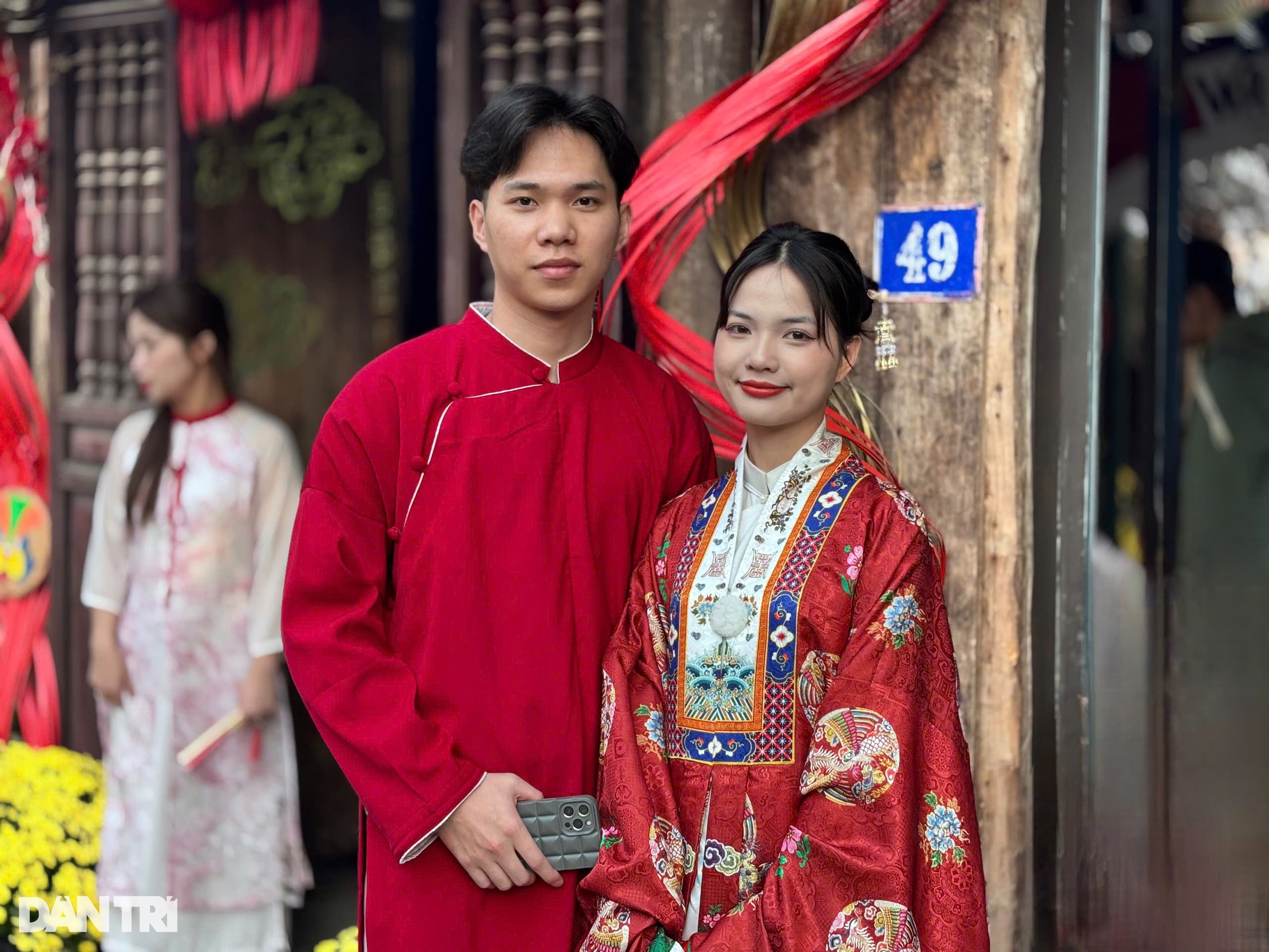 យុវជនតម្រង់ជួរចាប់ពីម៉ោង ៦ និង ៣០ នាទីព្រឹក រង់ចាំ ៧ ម៉ោង ដើម្បីថតរូបនៅហាងកាហ្វេបុរាណ - ៤ Giới trẻ xếp hàng từ 6h30, chờ 7 tiếng để chụp ảnh ở quán cà phê cổ trang - 4