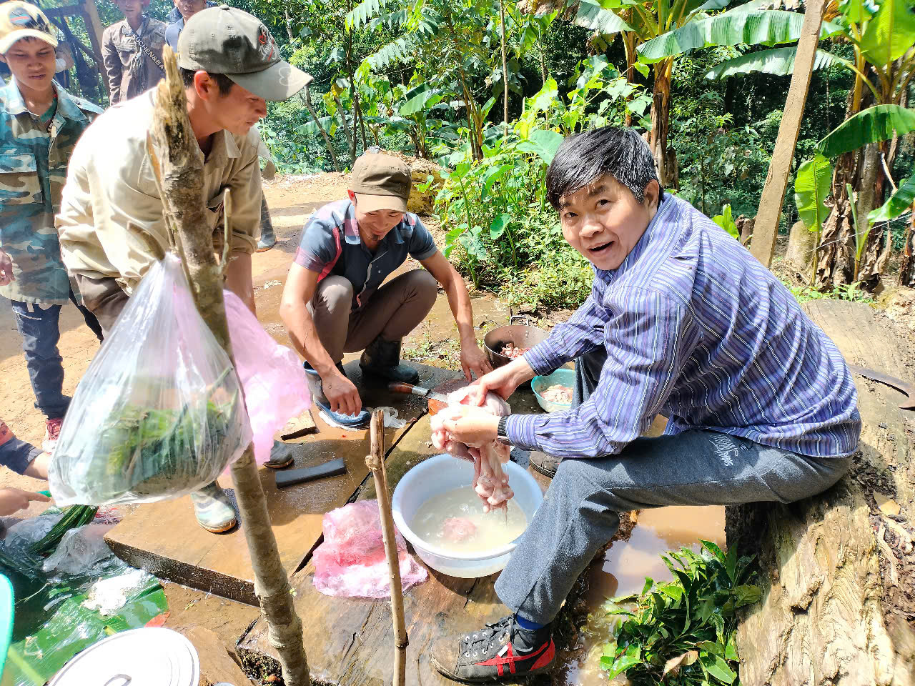 Rủ nhau lên rừng ăn Tết, canh giữ 