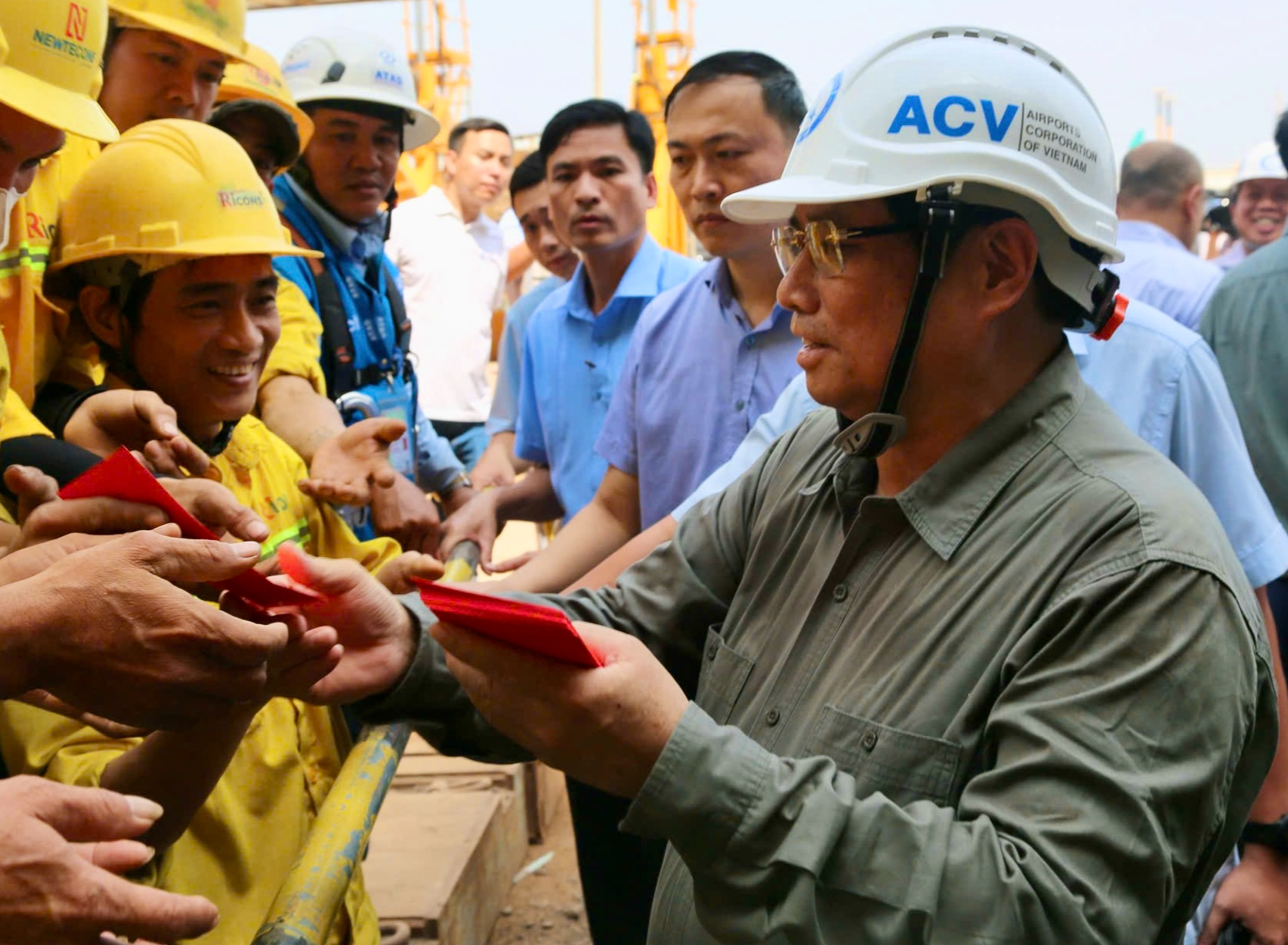 Thủ tướng chúc Tết, kiểm tra tại sân bay Long Thành- Ảnh 2. Thủ tướng chúc Tết, kiểm tra tại sân bay Long Thành- Ảnh 2.