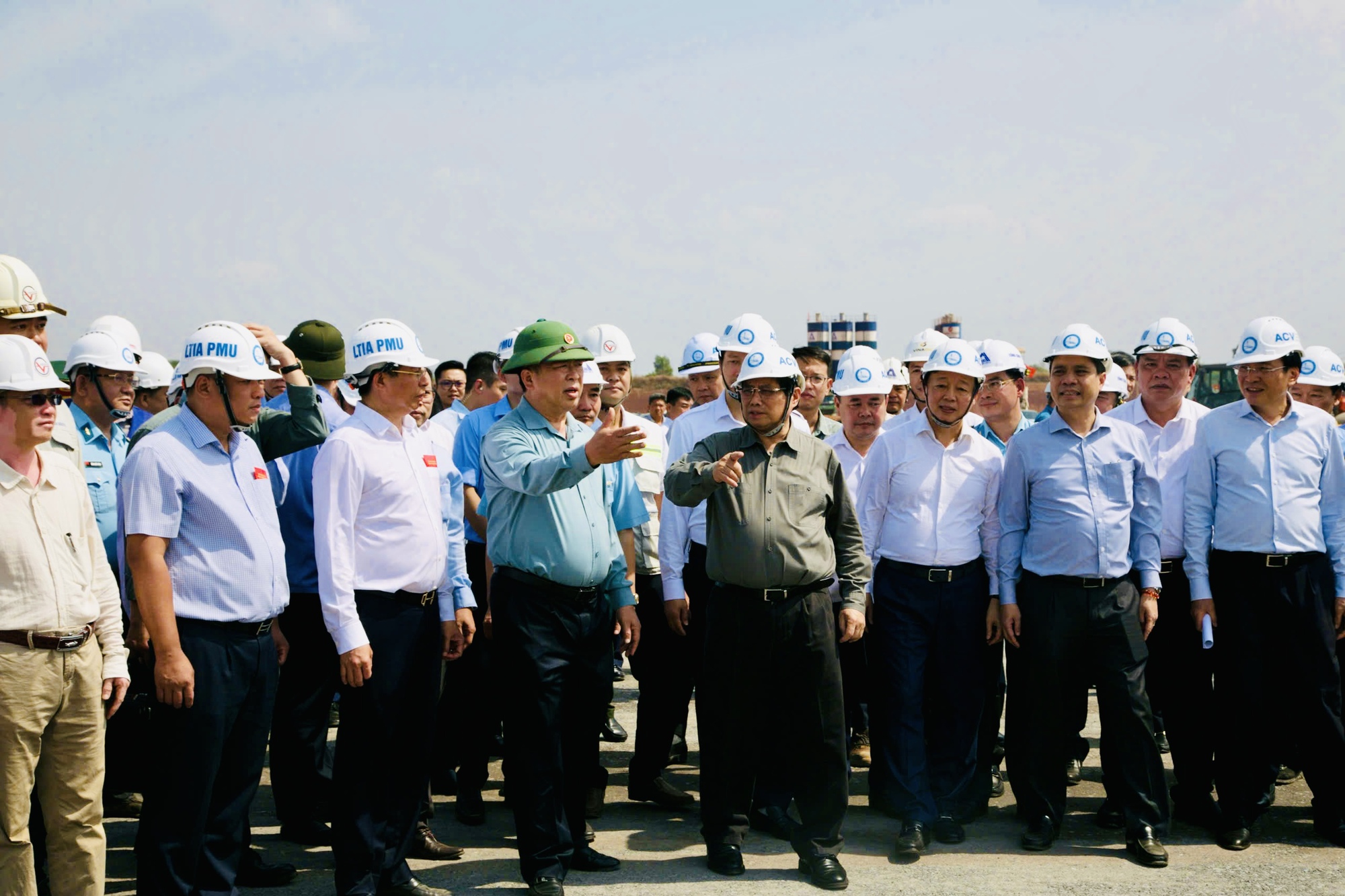Thủ tướng chúc Tết, kiểm tra tại sân bay Long Thành- Ảnh 4. Thủ tướng chúc Tết, kiểm tra tại sân bay Long Thành- Ảnh 4.
