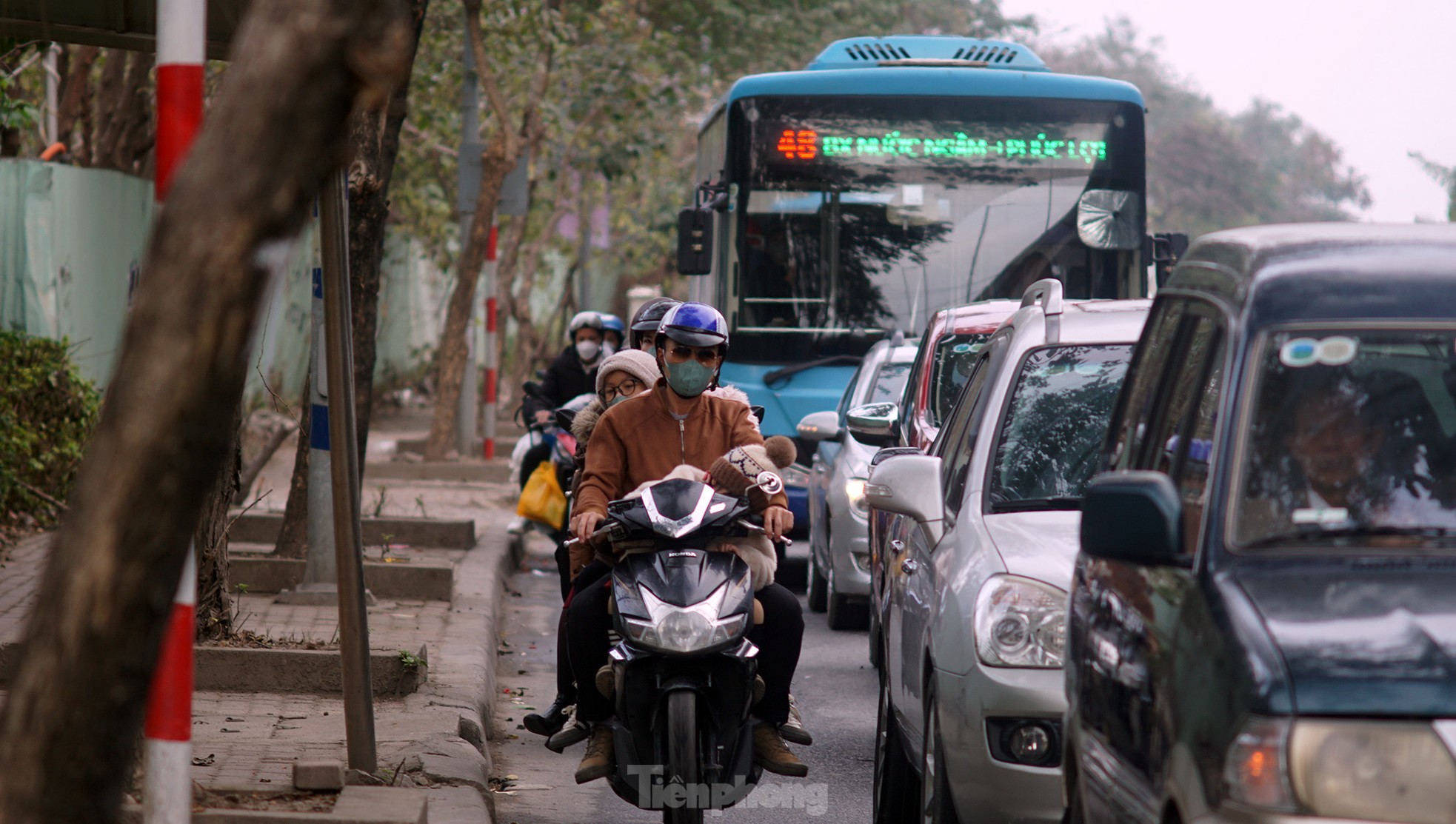 Mùng 4 Tết: Phương tiện ùn dài tại cửa ngõ Thủ đô ảnh 2