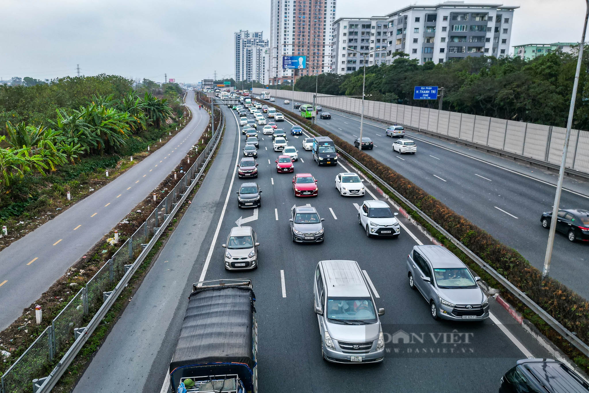 Hàng dài phương tiện ùn ùn nối đuôi nhau trở lại Hà Nội sau kỳ nghỉ Tết Nguyên đán 2025- Ảnh 6.