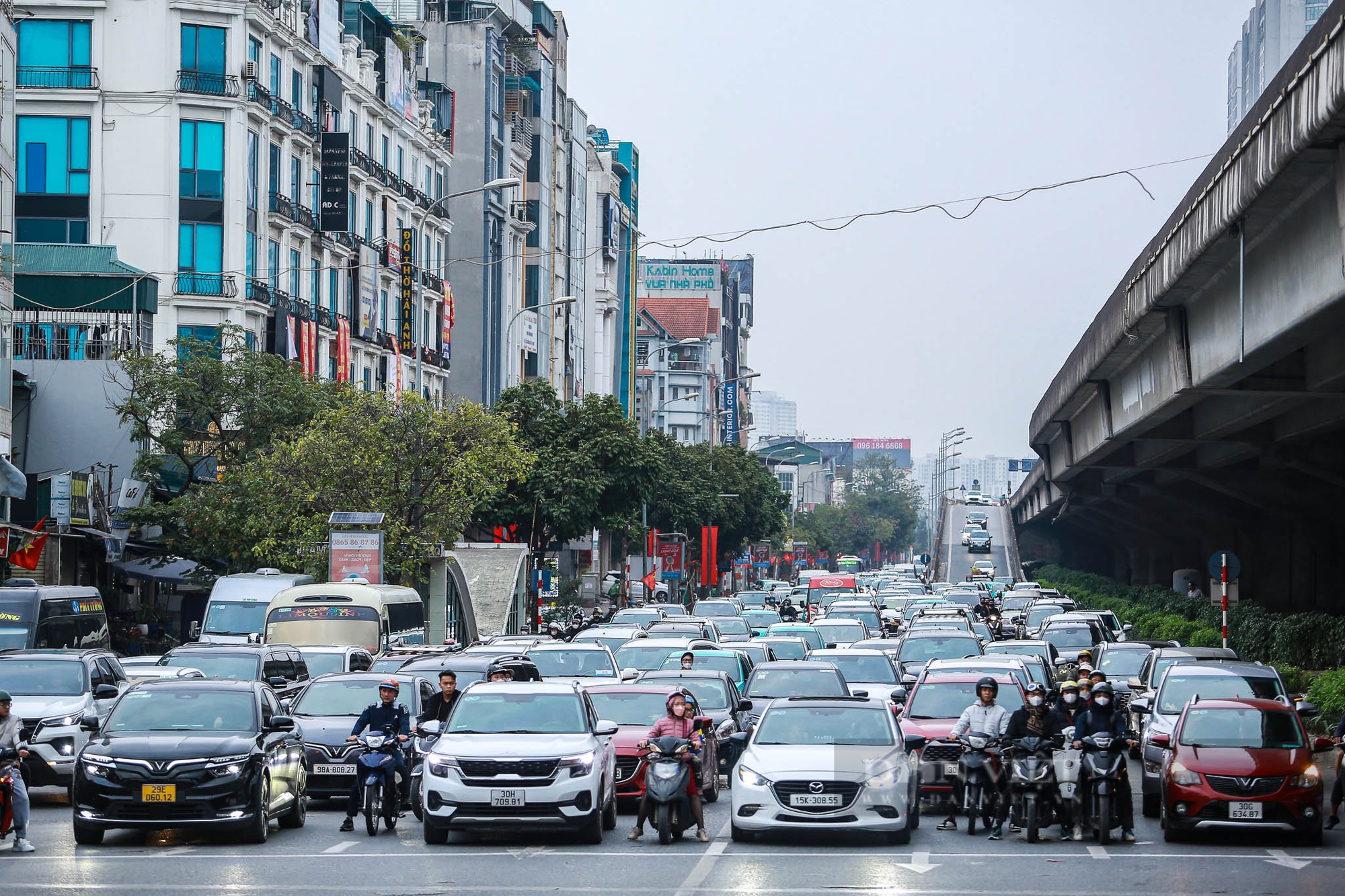 Hàng dài phương tiện ùn ùn nối đuôi nhau trở lại Hà Nội sau kỳ nghỉ Tết Nguyên đán 2025- Ảnh 9.