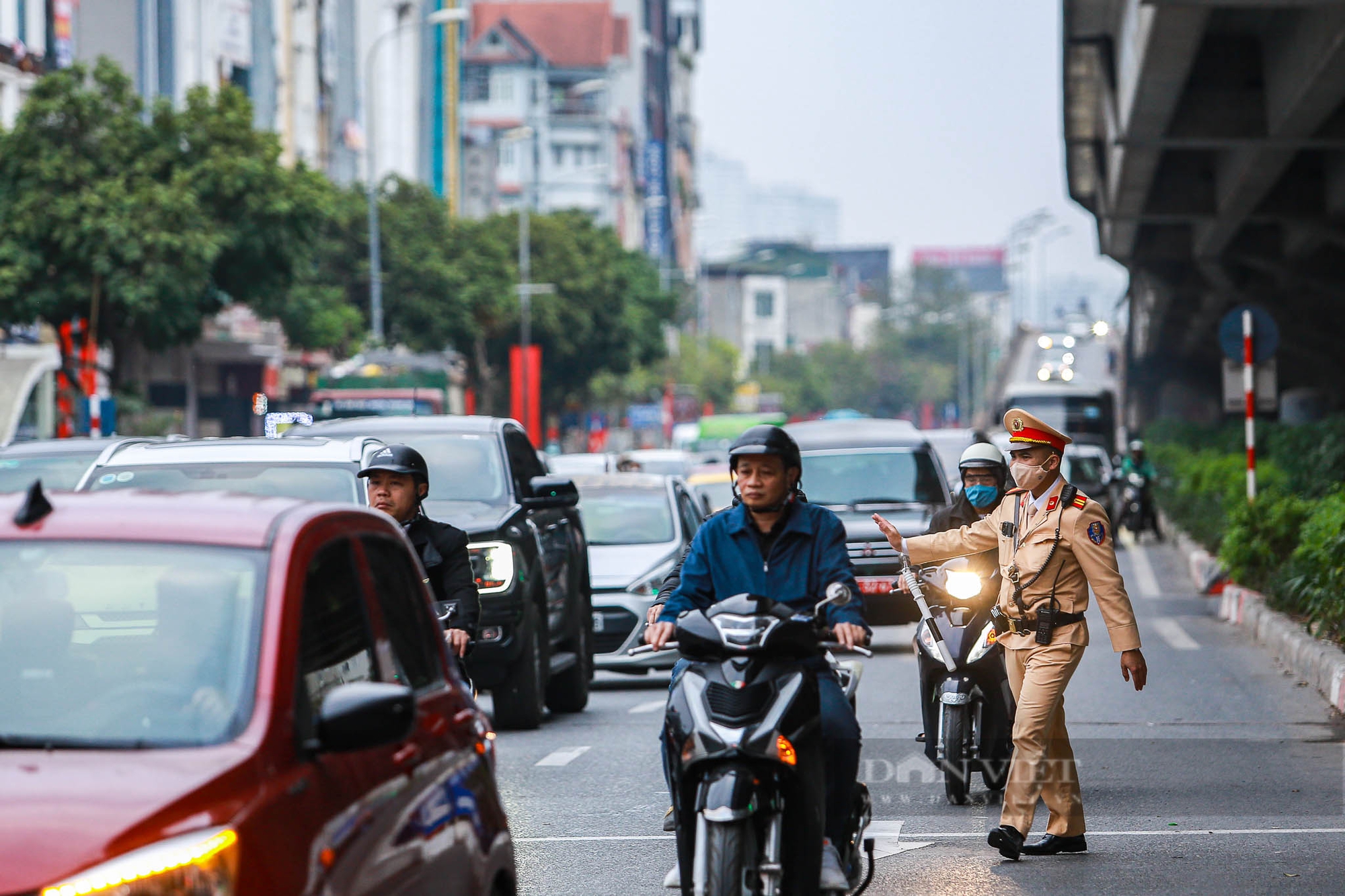 Hàng dài phương tiện ùn ùn nối đuôi nhau trở lại Hà Nội sau kỳ nghỉ Tết Nguyên đán 2025- Ảnh 12.