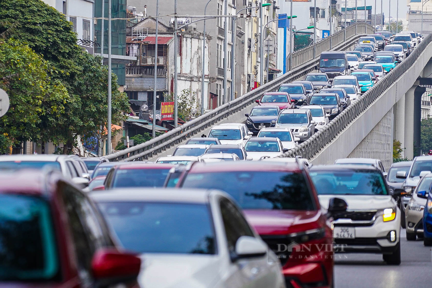 Hàng dài phương tiện ùn ùn nối đuôi nhau trở lại Hà Nội sau kỳ nghỉ Tết Nguyên đán 2025- Ảnh 13.