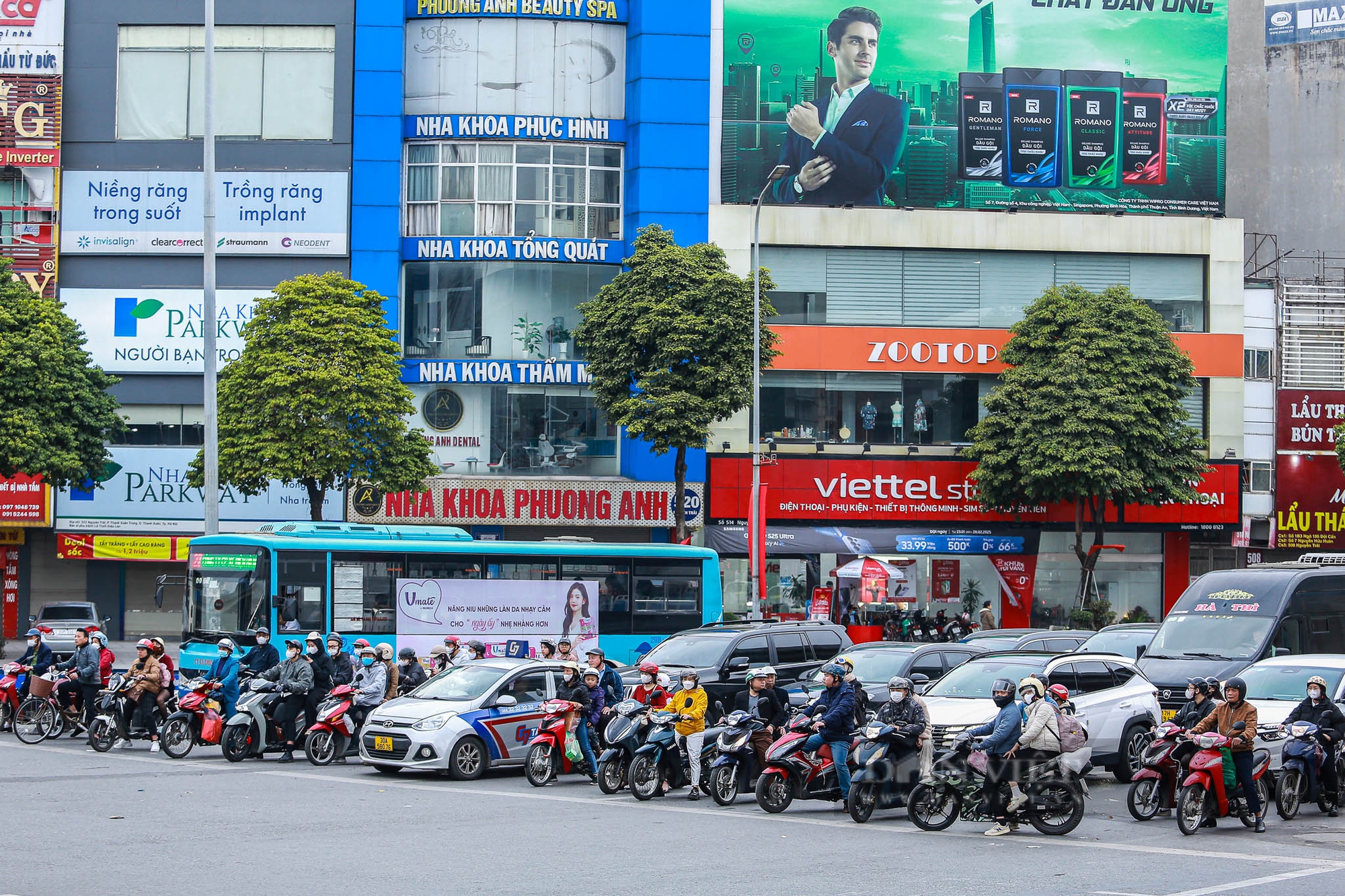 Hàng dài phương tiện ùn ùn nối đuôi nhau trở lại Hà Nội sau kỳ nghỉ Tết Nguyên đán 2025- Ảnh 14.