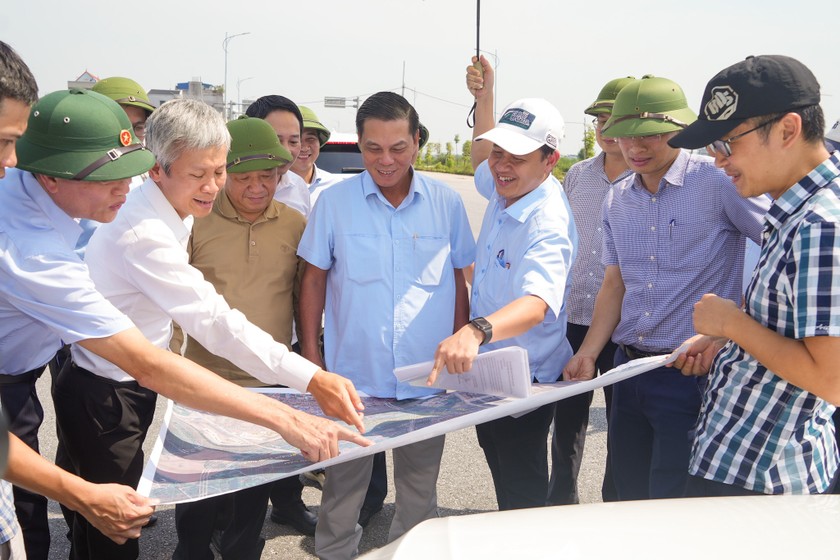 Ông Nguyễn Văn Tùng kiểm tra kiểm tra dự án đầu tư xây dựng đường nối ra đảo Vũ Yên. (Ảnh: Đàm Thanh)