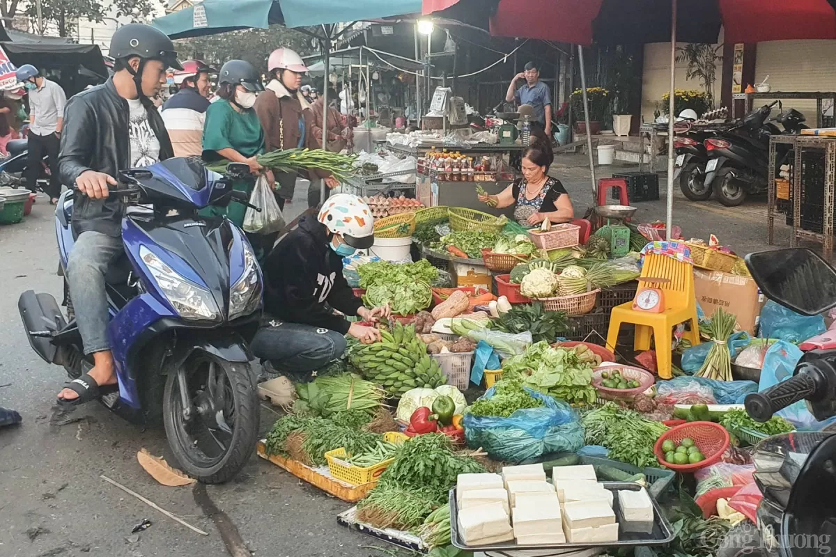 Các hàng trái cây, trầu cau, rau xanh có sức mua tốt