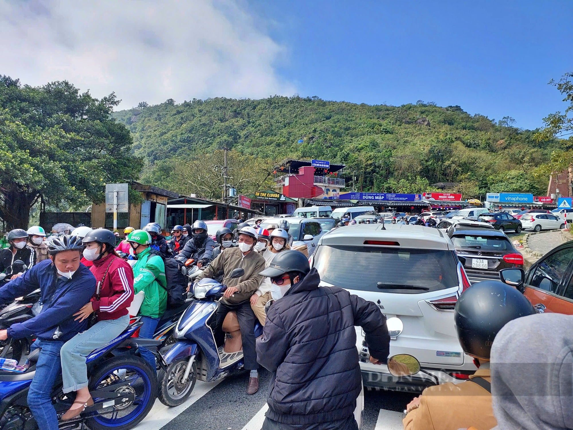 Xe máy, ô tô chen nhau di chuyển, đèo Hải Vân ùn ứ kéo dài sau kỳ nghỉ Tết- Ảnh 7.