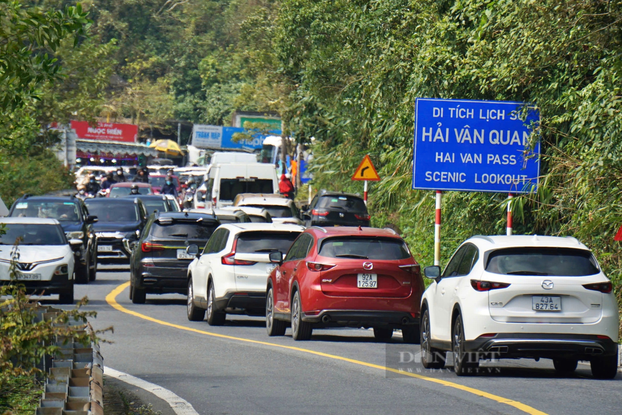 Xe máy, ô tô chen nhau di chuyển, đèo Hải Vân ùn ứ kéo dài sau kỳ nghỉ Tết- Ảnh 9.