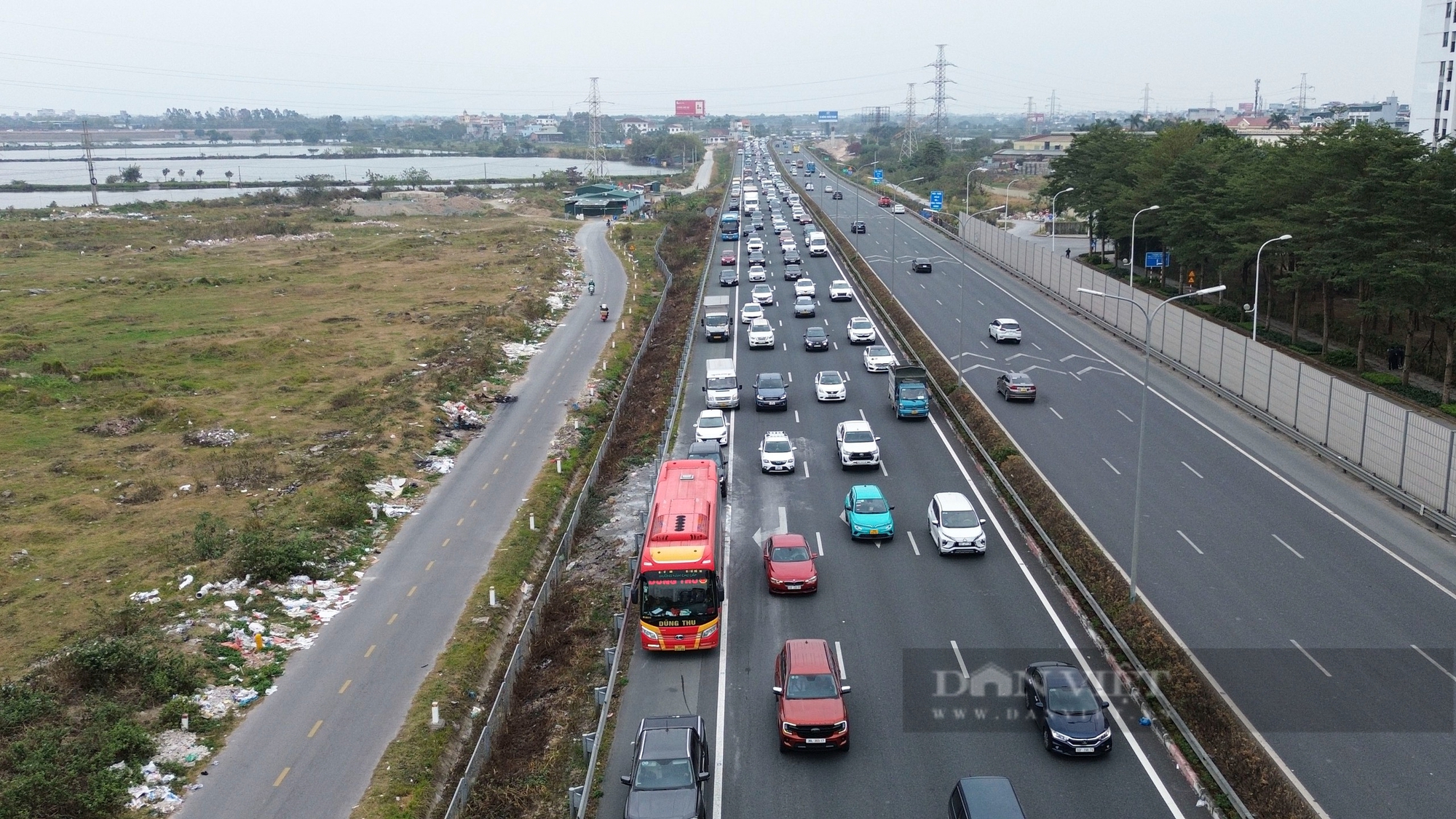 Đường cửa ngõ Hà Nội ùn tắc 3km, hàng loạt ôtô đi vào làn khẩn cấp trong ngày cuối kỳ nghỉ Tết- Ảnh 2.