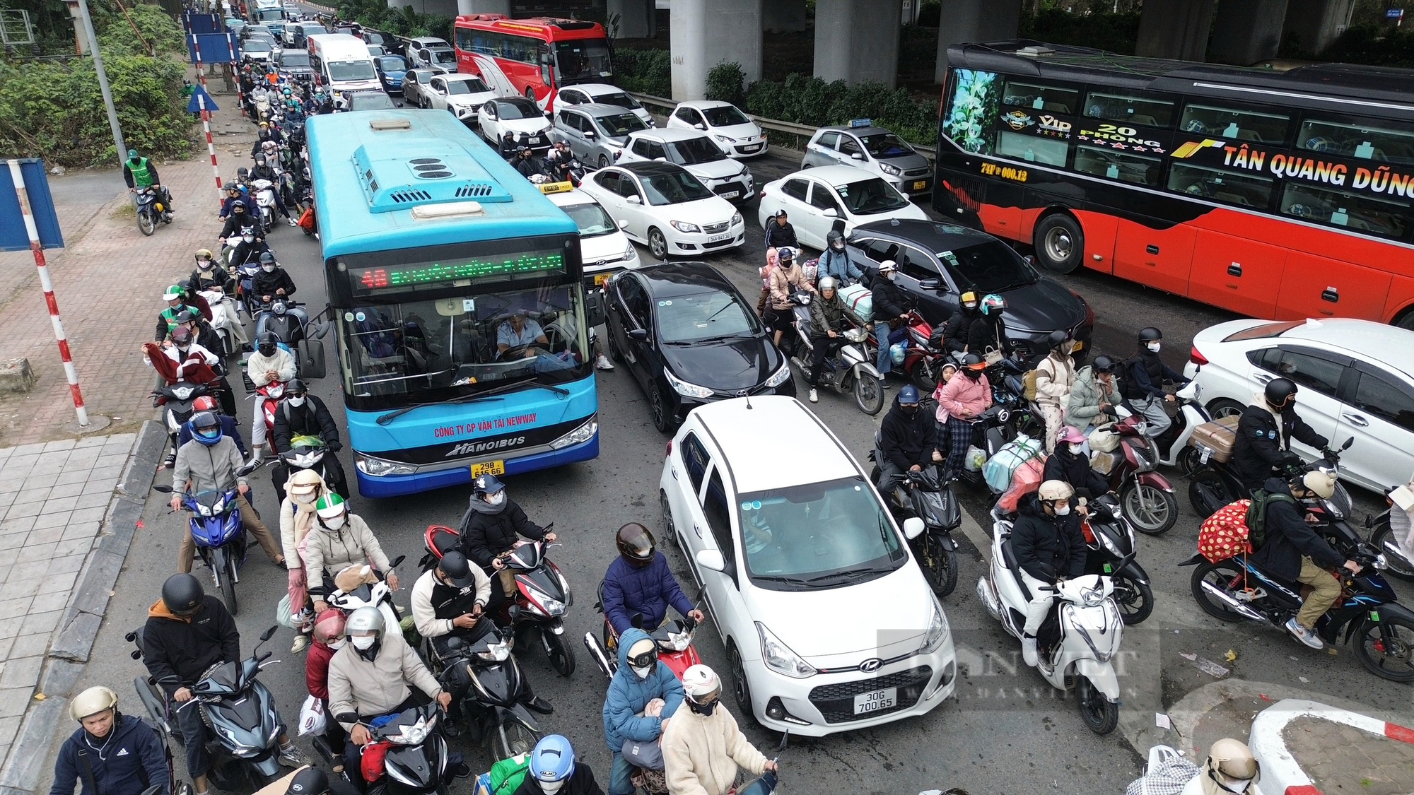 Đường cửa ngõ Hà Nội ùn tắc 3km, hàng loạt ôtô đi vào làn khẩn cấp trong ngày cuối kỳ nghỉ Tết- Ảnh 6.