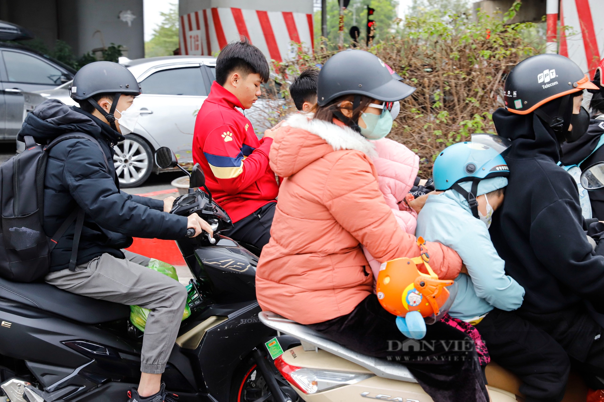 Đường cửa ngõ Hà Nội ùn tắc 3km, hàng loạt ôtô đi vào làn khẩn cấp trong ngày cuối kỳ nghỉ Tết- Ảnh 8.