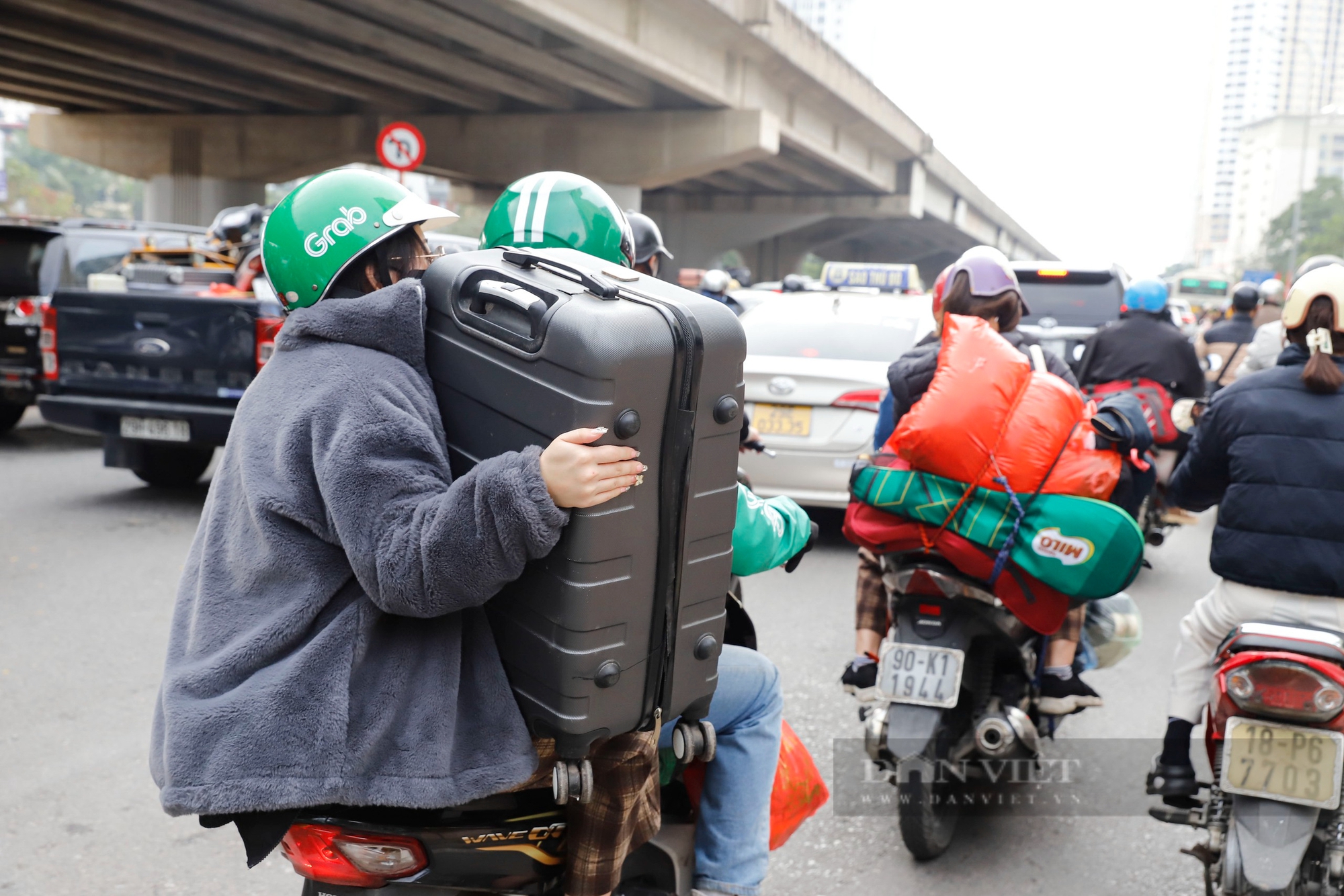 Đường cửa ngõ Hà Nội ùn tắc 3km, hàng loạt ôtô đi vào làn khẩn cấp trong ngày cuối kỳ nghỉ Tết- Ảnh 9.