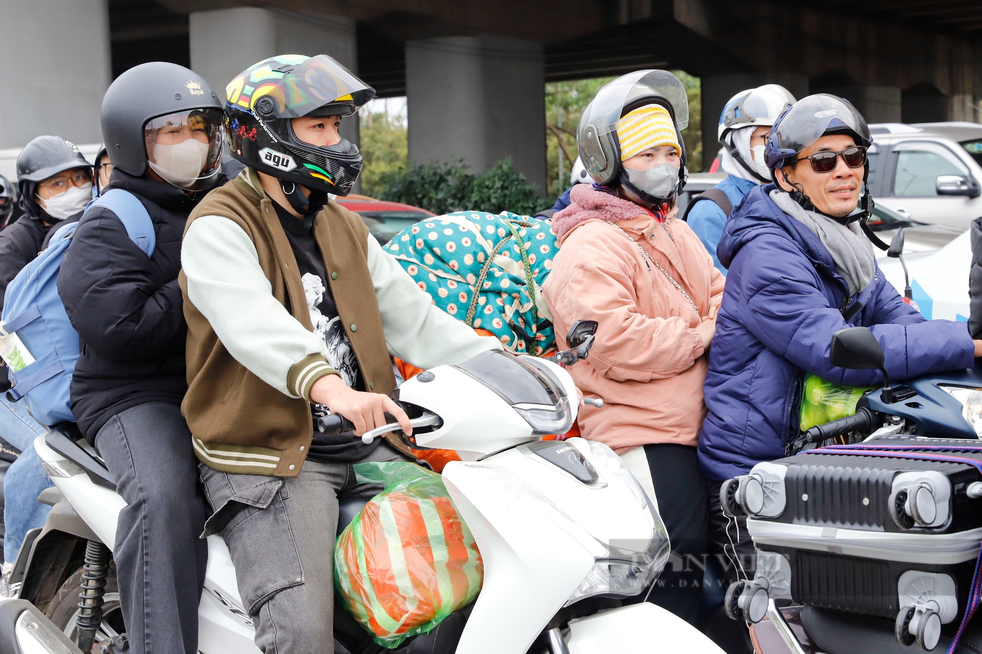 Đường cửa ngõ Hà Nội ùn tắc 3km, hàng loạt ôtô đi vào làn khẩn cấp trong ngày cuối kỳ nghỉ Tết- Ảnh 10.