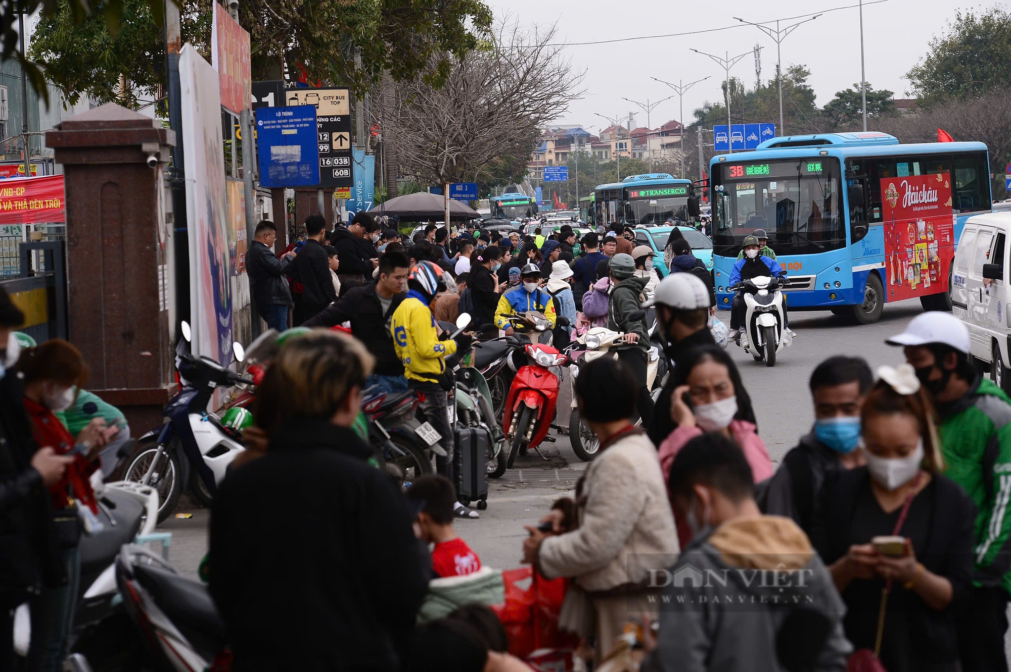 Đường cửa ngõ Hà Nội ùn tắc 3km, hàng loạt ôtô đi vào làn khẩn cấp trong ngày cuối kỳ nghỉ Tết- Ảnh 12.