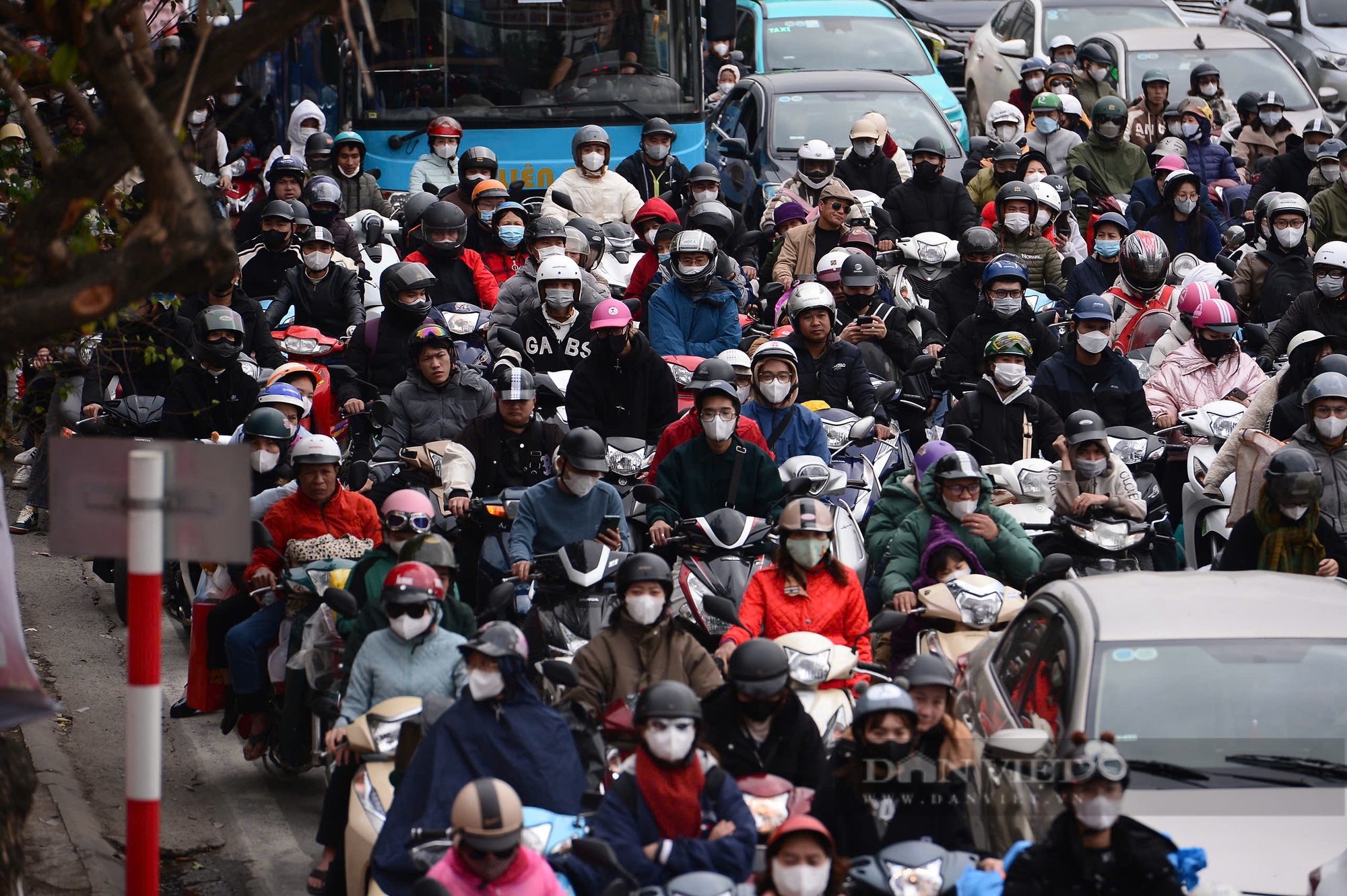 Đường cửa ngõ Hà Nội ùn tắc 3km, hàng loạt ôtô đi vào làn khẩn cấp trong ngày cuối kỳ nghỉ Tết- Ảnh 15.