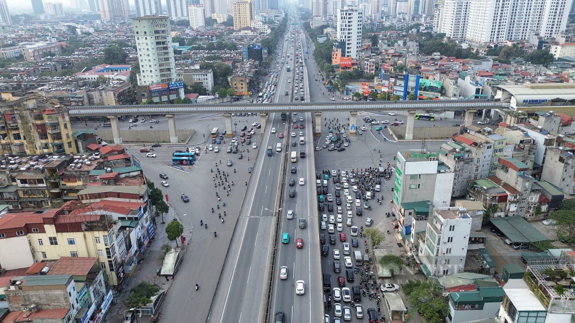 Đường cửa ngõ Hà Nội ùn tắc 3km, hàng loạt ôtô đi vào làn khẩn cấp trong ngày cuối kỳ nghỉ Tết- Ảnh 17.