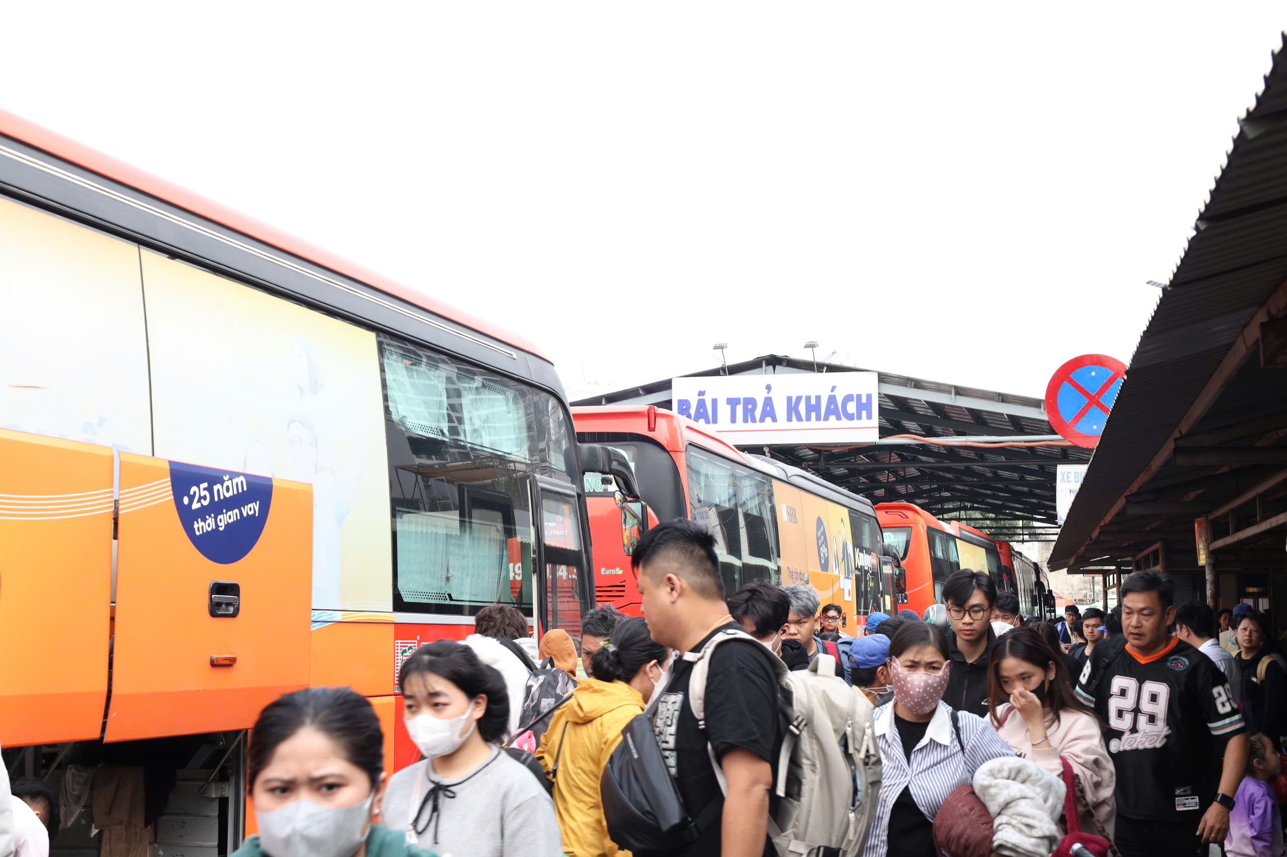 TP HCM: Bến xe, sân ga đông nghẹt trong ngày cuối kỳ nghỉ Tết- Ảnh 4. TP HCM: Bến xe, sân ga đông nghẹt trong ngày cuối kỳ nghỉ Tết- Ảnh 4.