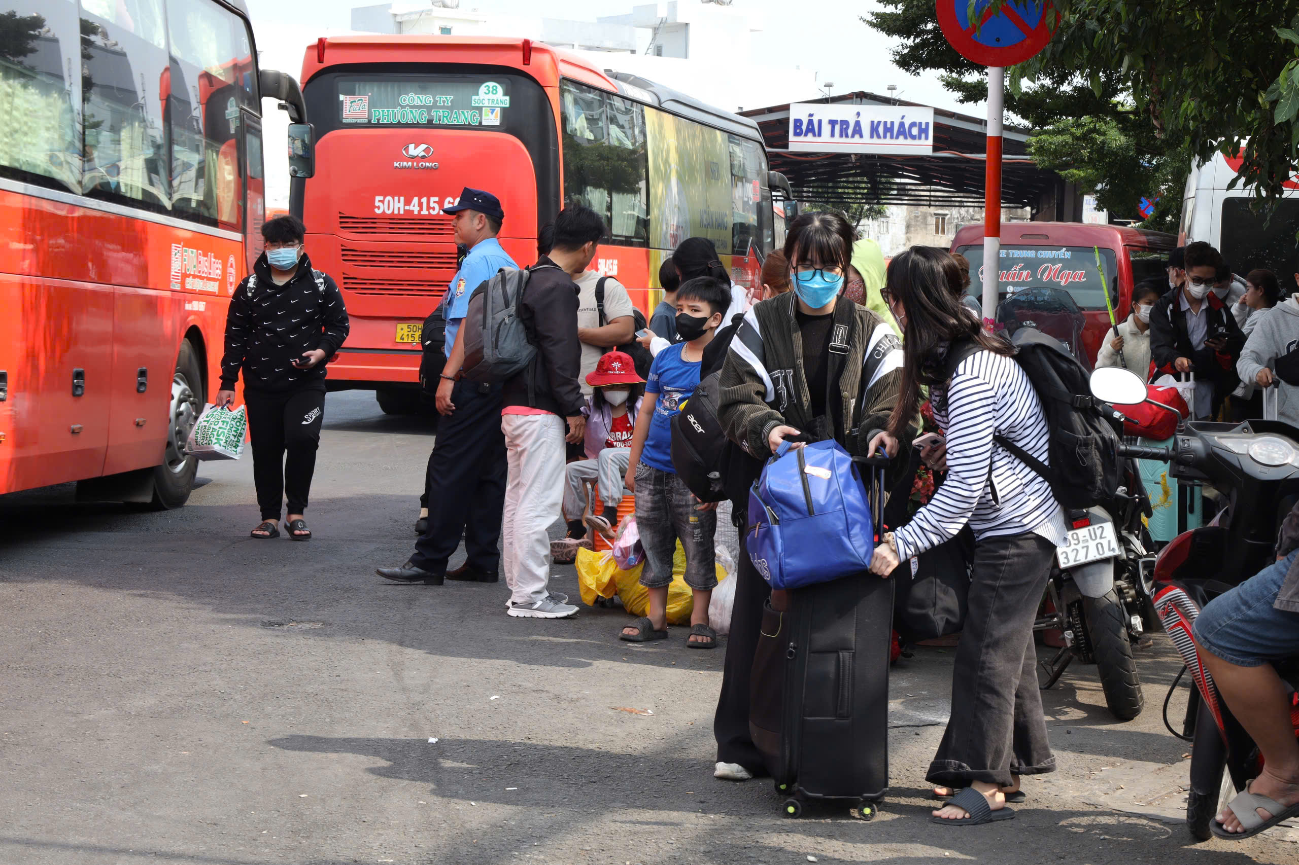 TP HCM: Bến xe, sân ga đông nghẹt trong ngày cuối kỳ nghỉ Tết- Ảnh 8. TP HCM: Bến xe, sân ga đông nghẹt trong ngày cuối kỳ nghỉ Tết- Ảnh 8.