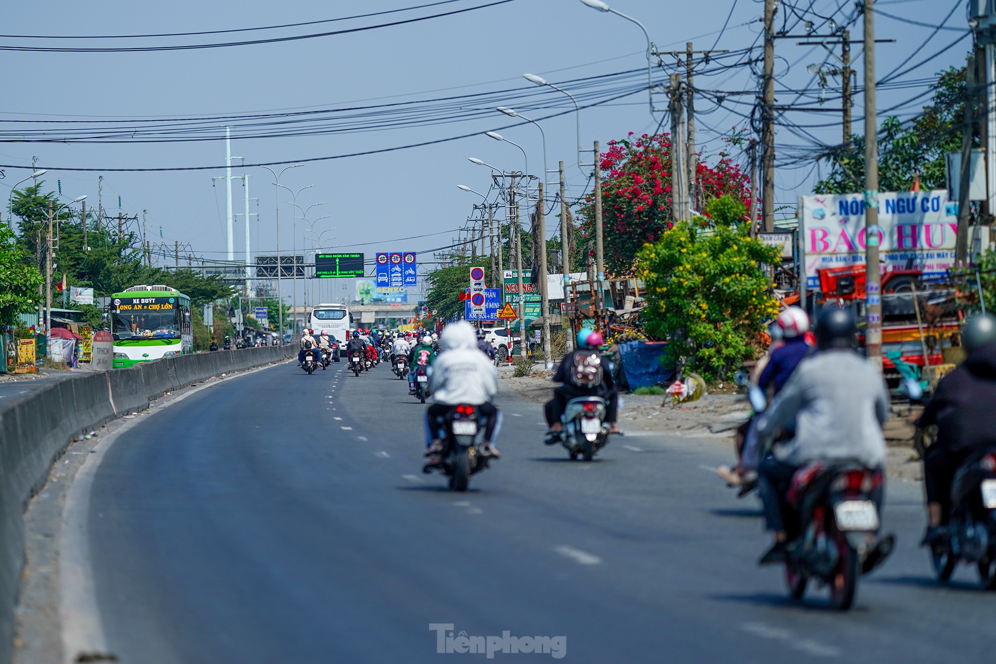 Hình ảnh đối lập ở cửa ngõ phía Tây TPHCM ảnh 2