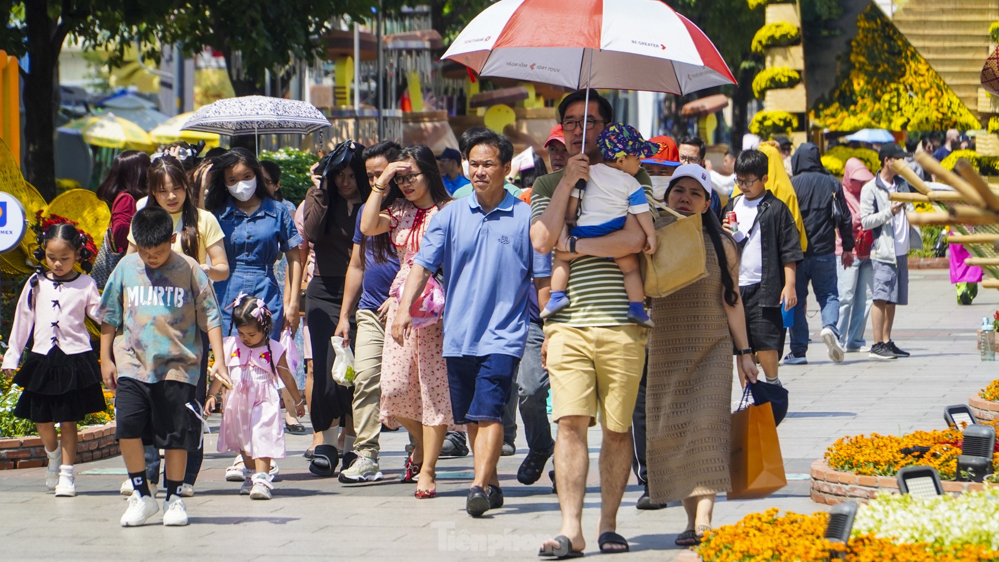 Đội nắng 'check-in' đường hoa Nguyễn Huệ ngày cuối ảnh 2