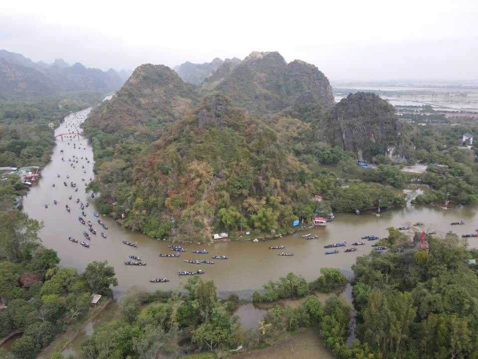 Hàng nghìn phương tiện đò, thuyền di chuyển ngăn lắp trên suối Yến.