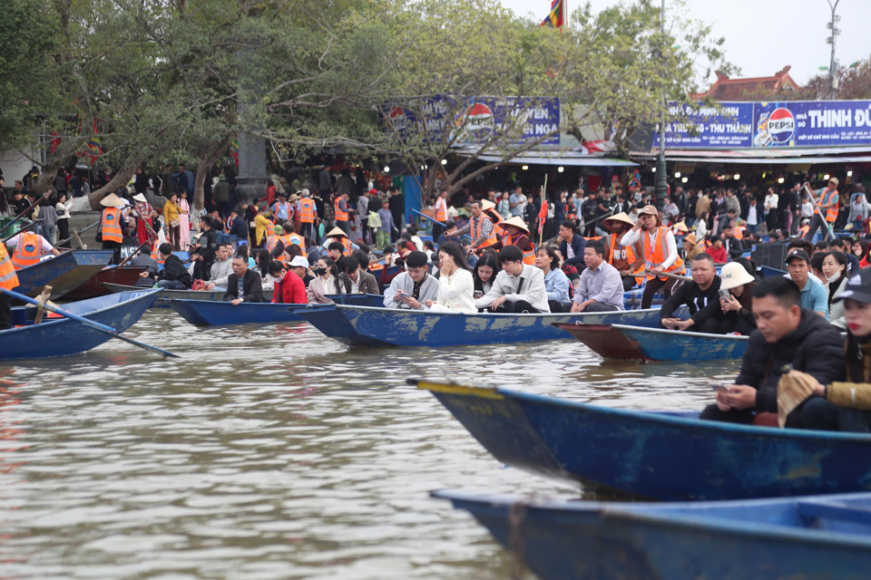 Hành khách di chuyển vào chùa bằng đường thuỷ an toàn, thuận tiện.