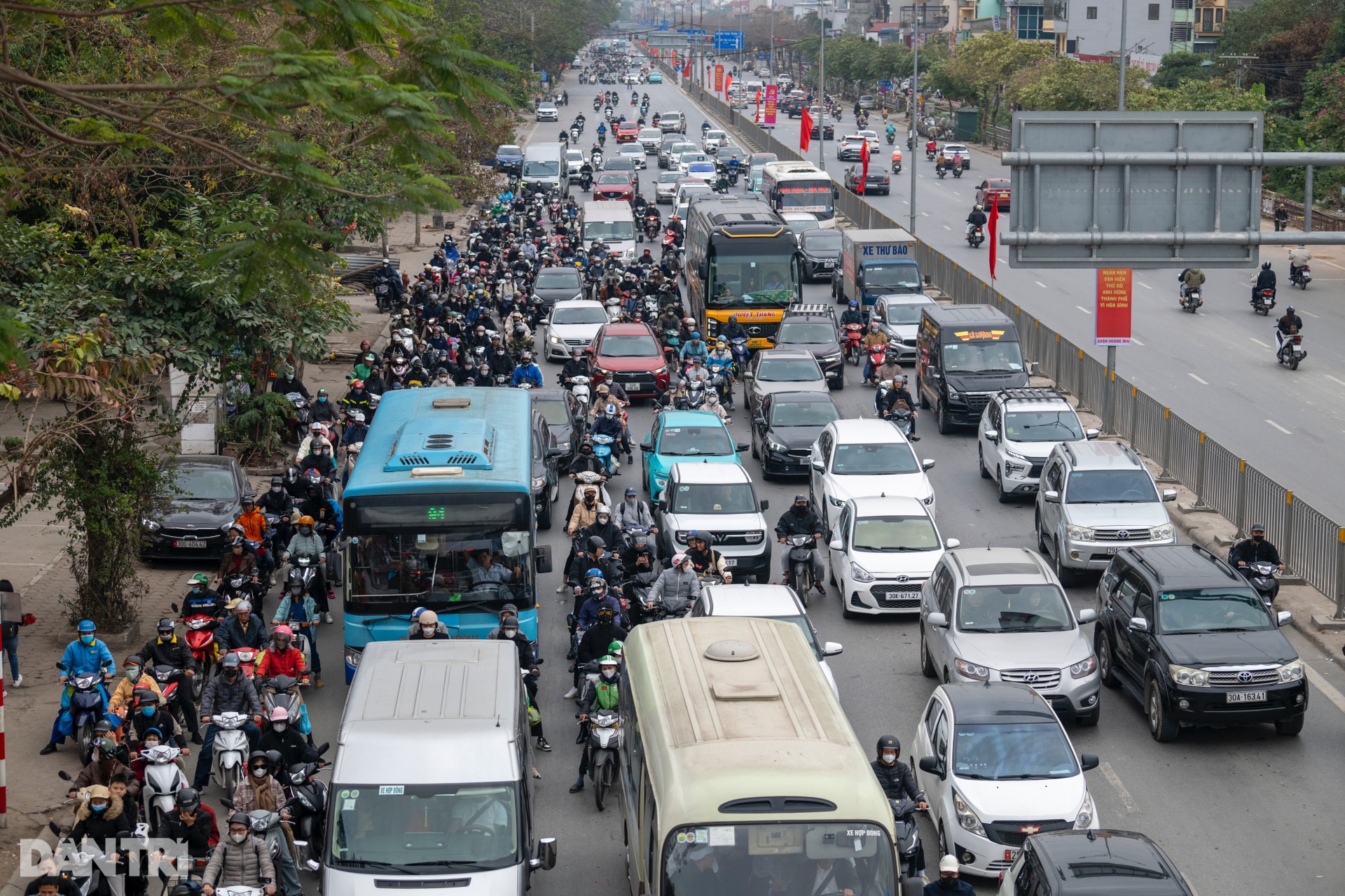 Người dân ùn ùn trở lại Hà Nội, nhiều tuyến đường cửa ngõ kẹt cứng - 5