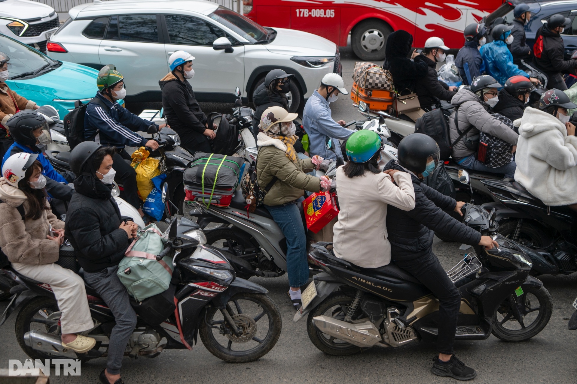 Người dân ùn ùn trở lại Hà Nội, nhiều tuyến đường cửa ngõ kẹt cứng - 7