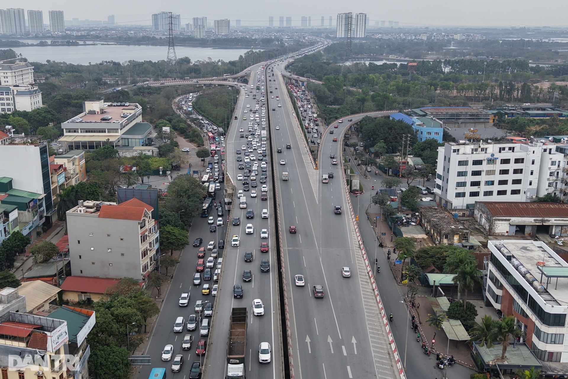 Người dân ùn ùn trở lại Hà Nội, nhiều tuyến đường cửa ngõ kẹt cứng - 12