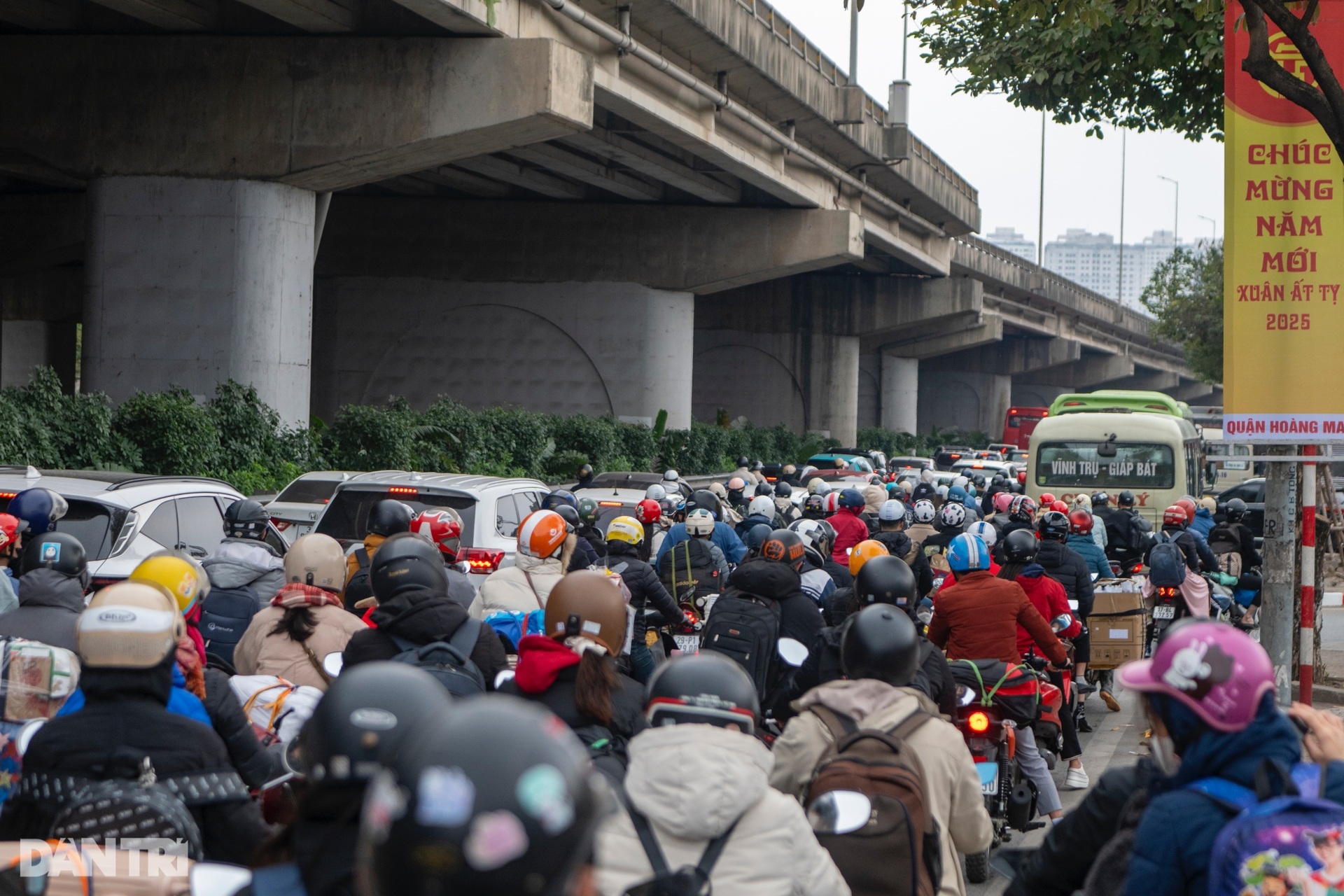 Người dân ùn ùn trở lại Hà Nội, nhiều tuyến đường cửa ngõ kẹt cứng - 13