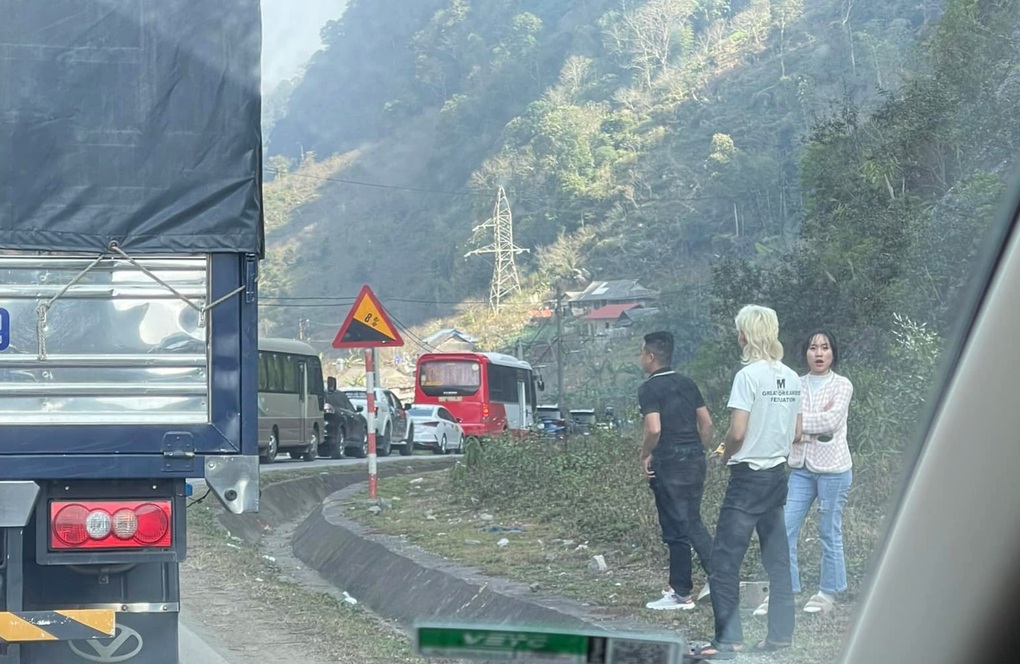 Mộc Châu đón trăm nghìn lượt khách du xuân, tắc đường 2-3 tiếng - 3 Mộc Châu đón trăm nghìn lượt khách du xuân, tắc đường 2-3 tiếng - 3