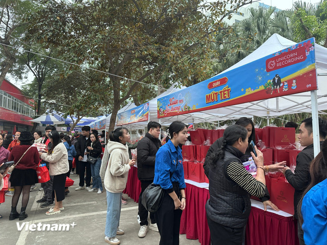 Quầy mứt Tết dành tặng cho các bệnh nhi. (Ảnh: T.G/Vietnam+) vnp-benh-nhi.jpg