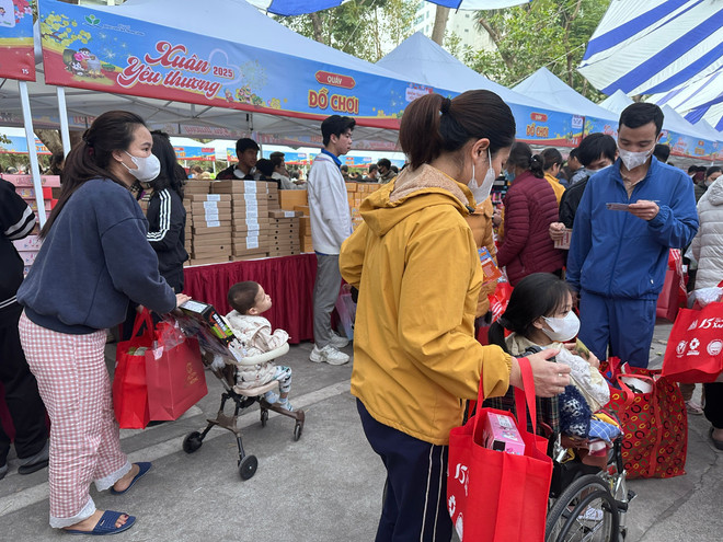 Quầy đồ chơi được các bé rất thích thú lựa chọn. (Ảnh: T.G/Vietnam+) bnhi-4.jpg