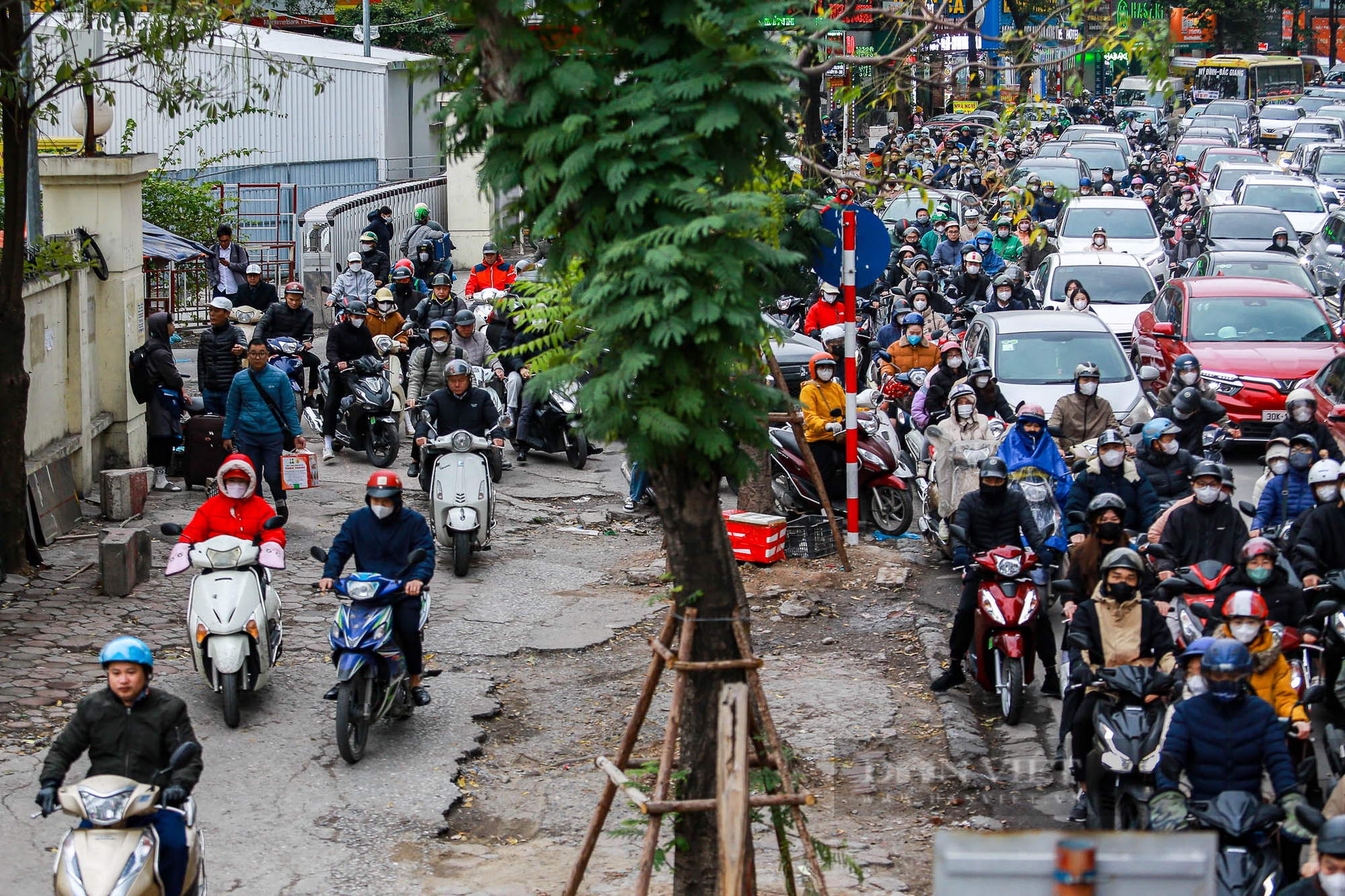 Đường phố Hà Nội nơi thông thoáng, nơi ùn tắc dài trong ngày đầu đi làm sau kỳ nghỉ Tết Nguyên đán- Ảnh 5.