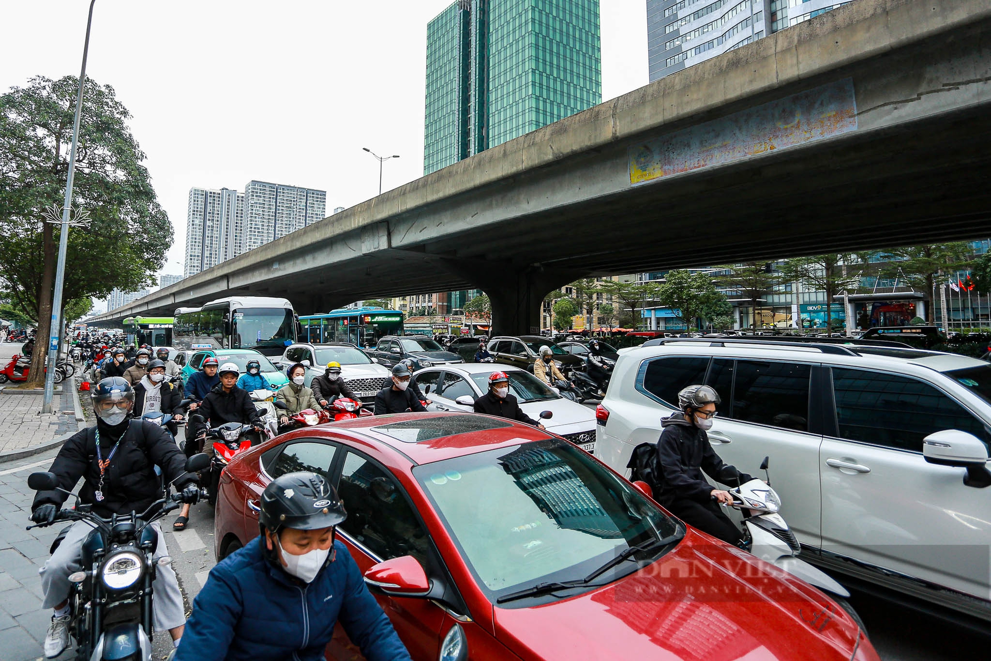 Đường phố Hà Nội nơi thông thoáng, nơi ùn tắc dài trong ngày đầu đi làm sau kỳ nghỉ Tết Nguyên đán- Ảnh 8.