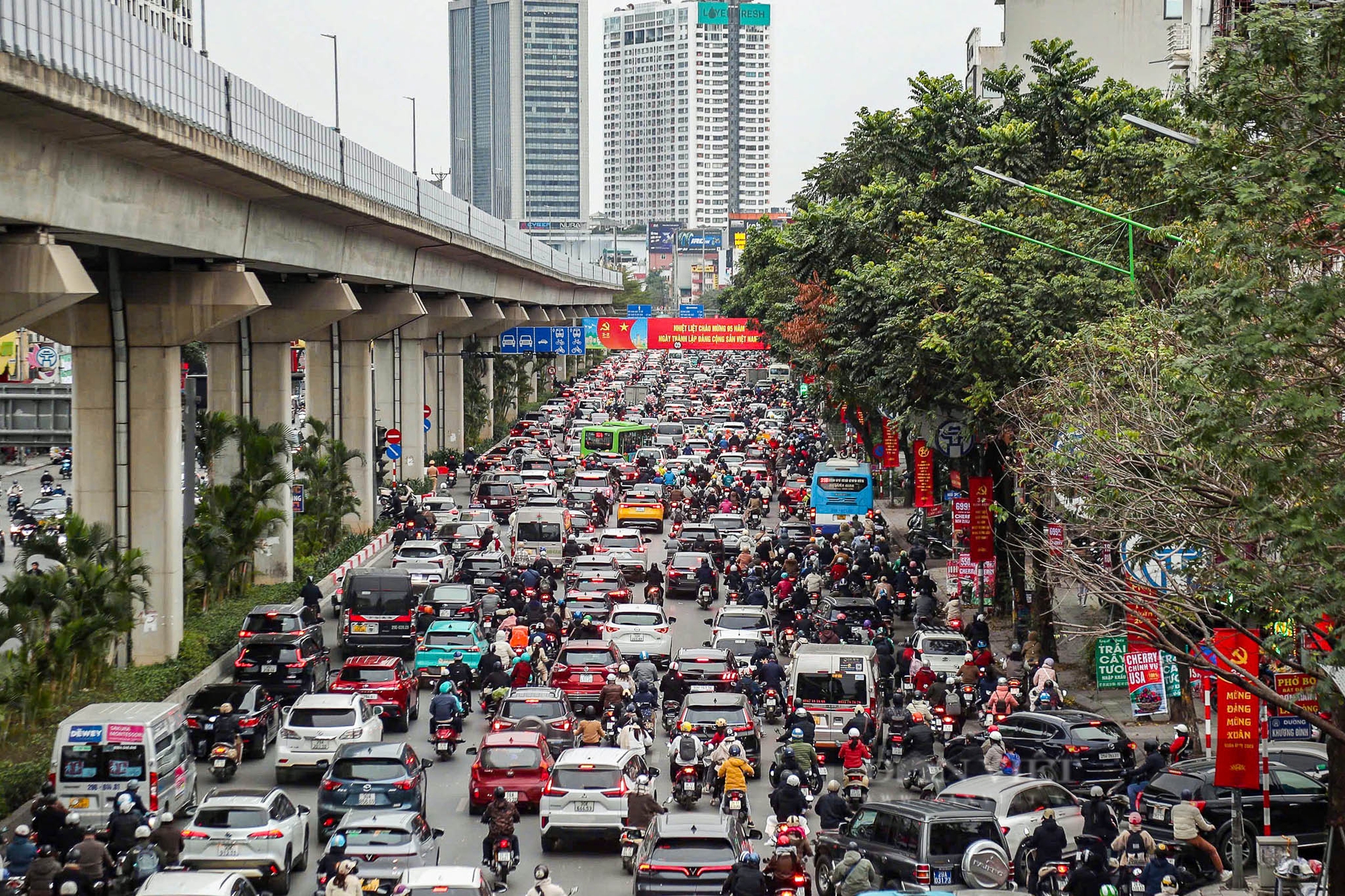 Đường phố Hà Nội nơi thông thoáng, nơi ùn tắc dài trong ngày đầu đi làm sau kỳ nghỉ Tết Nguyên đán- Ảnh 10.