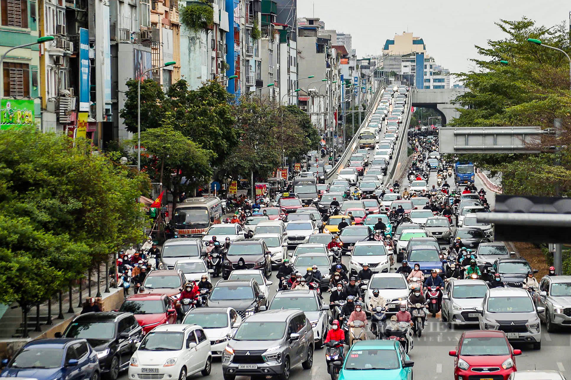 Đường phố Hà Nội nơi thông thoáng, nơi ùn tắc dài trong ngày đầu đi làm sau kỳ nghỉ Tết Nguyên đán- Ảnh 11.