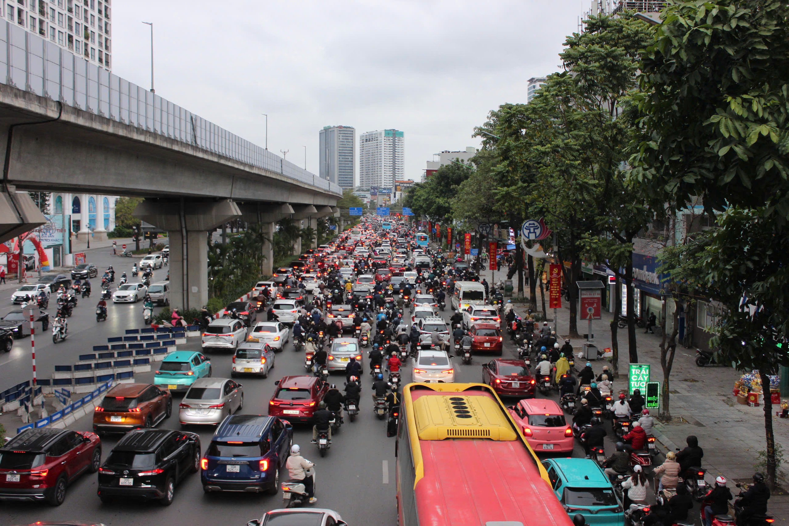 Ngày đầu đi làm sau kỳ nghỉ Tết, nhiều phố Hà Nội ùn tắc- Ảnh 4.